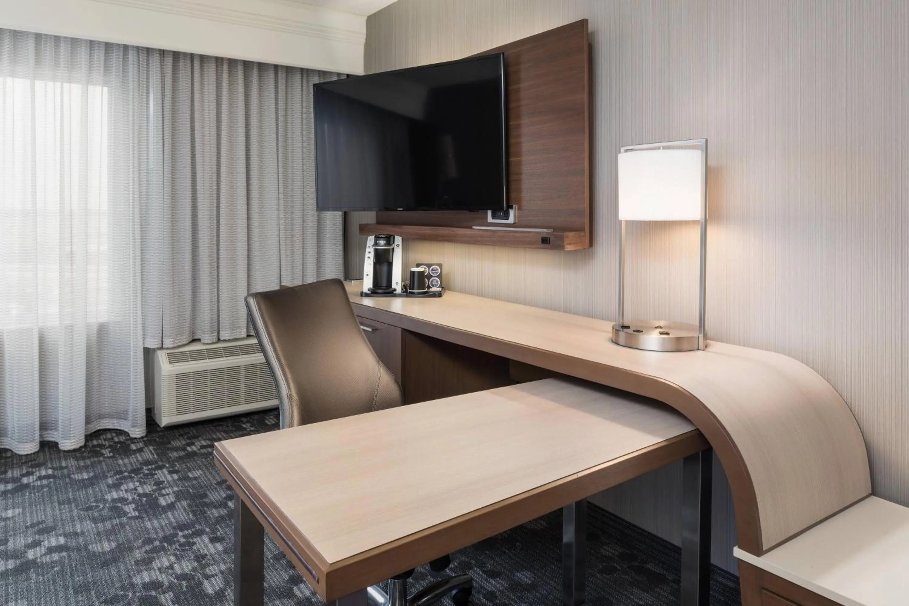 Photo of the whole room, Bed in Courtyard by Marriott Toronto Vaughan