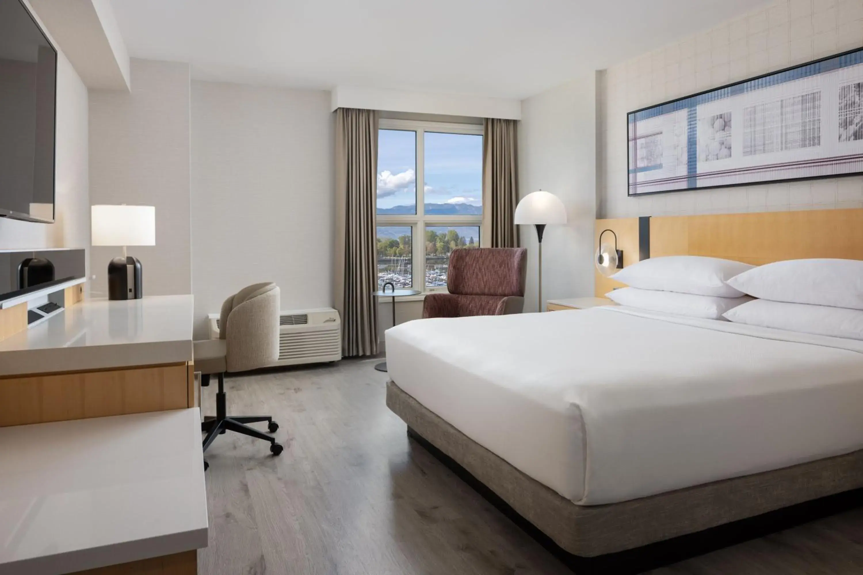King Room with Lake View in Delta Hotels by Marriott Grand Okanagan Resort King Room with Lake View in Delta Hotels by Marriott Grand Okanagan Resort