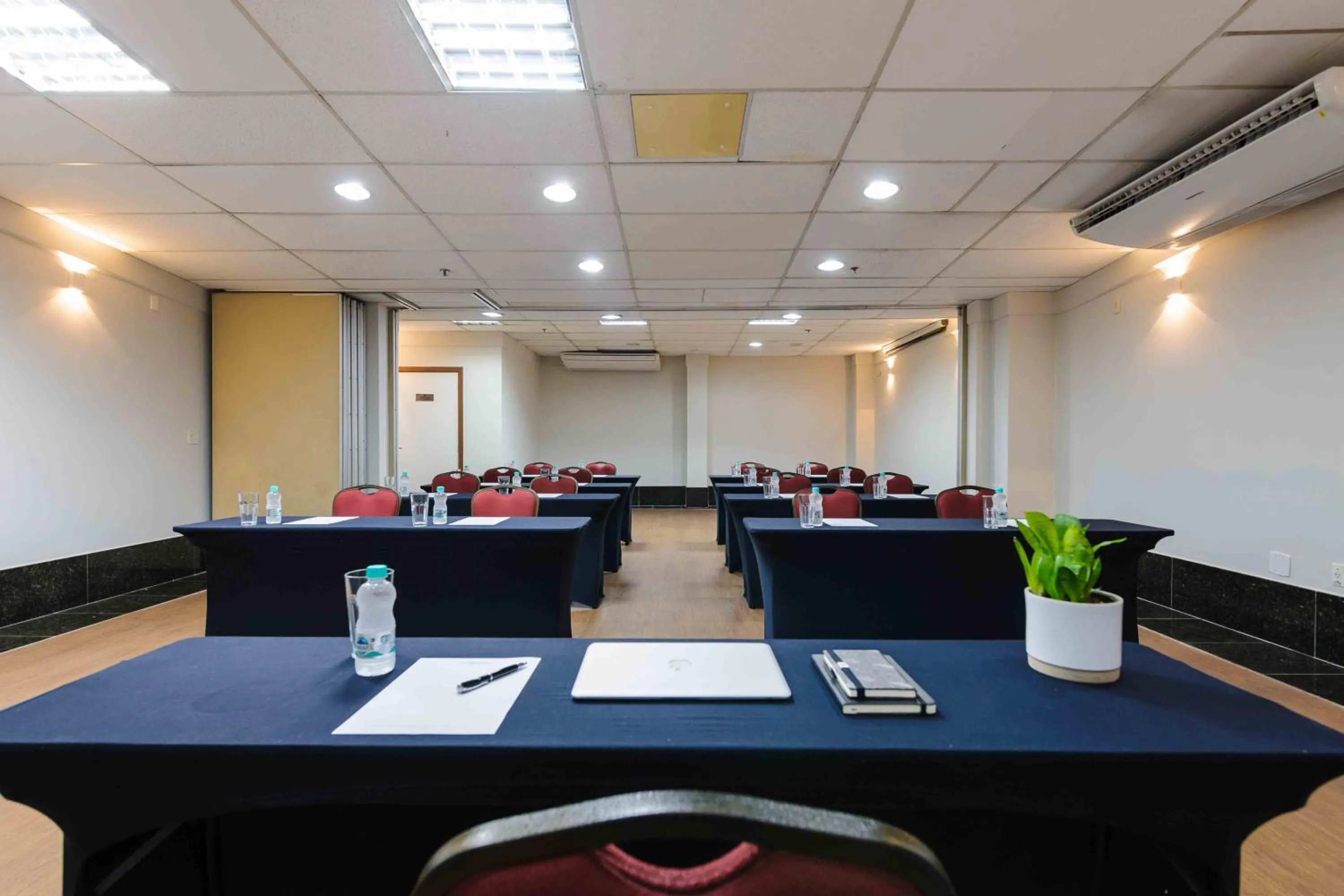 Meeting/conference room in Vitoria Praia Hotel