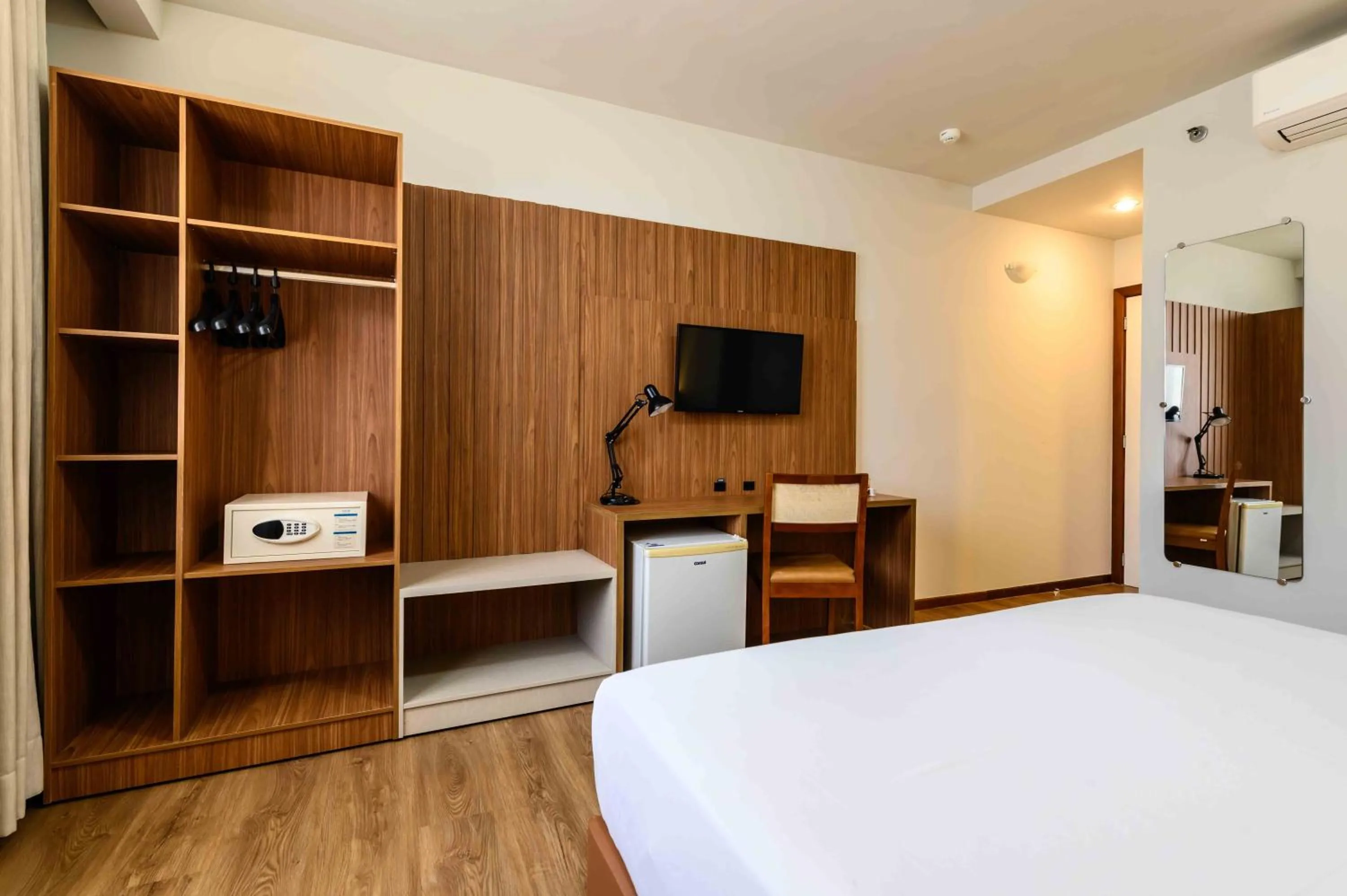 TV and multimedia, Bed in Vitoria Praia Hotel
