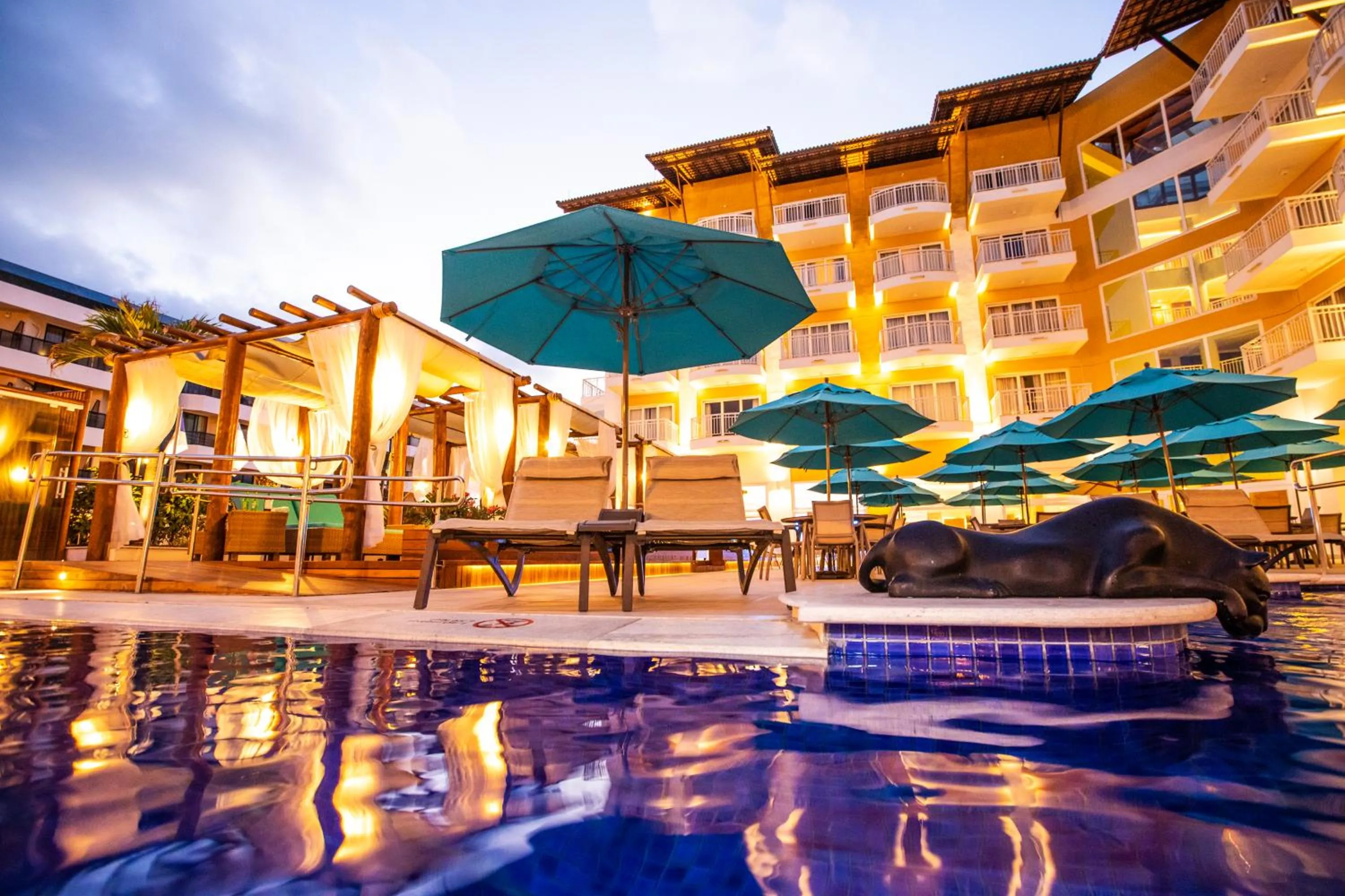 Swimming pool in Vidam Hotel Aracaju - Transamerica Collection