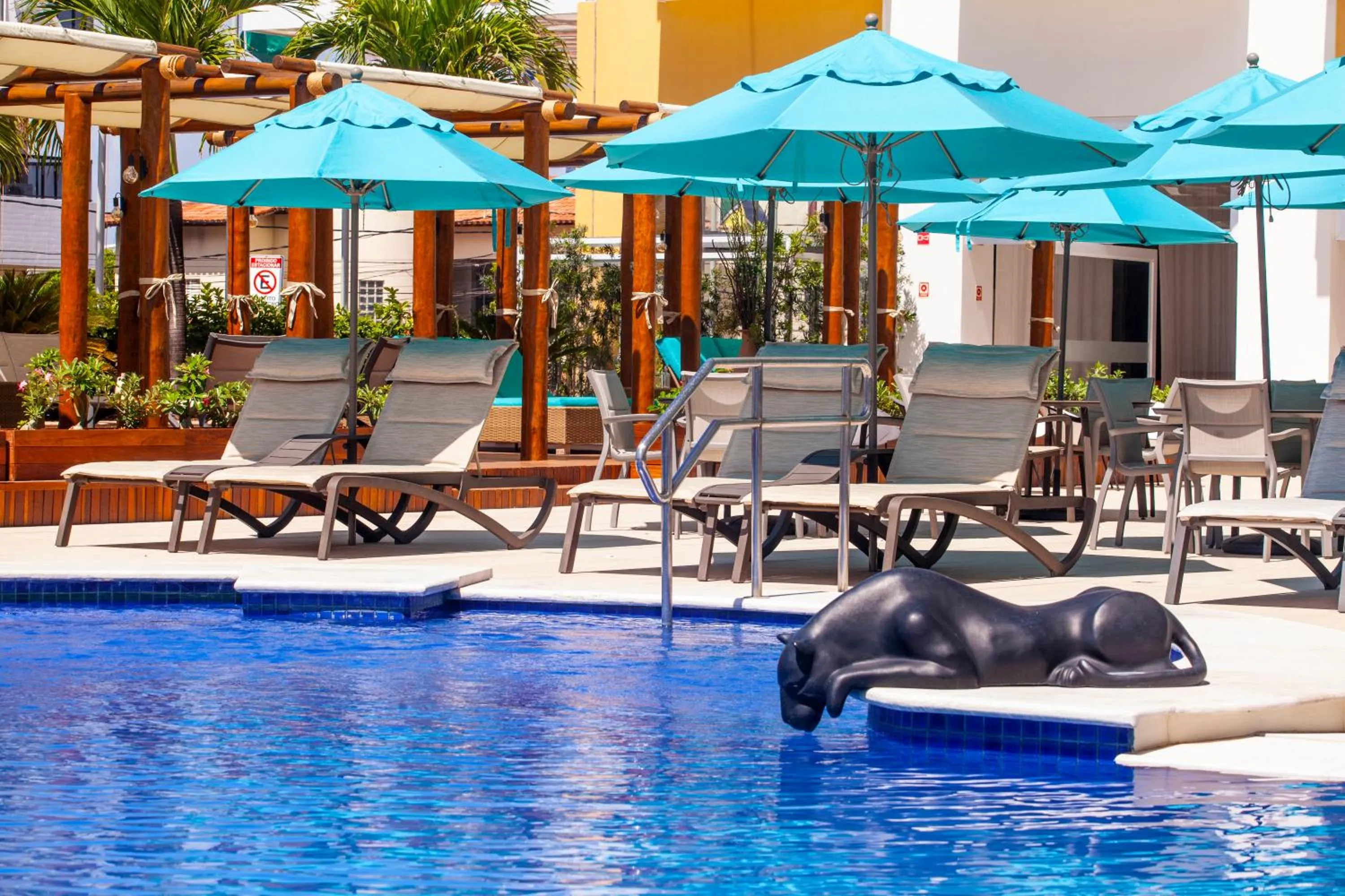 Swimming pool in Vidam Hotel Aracaju - Transamerica Collection