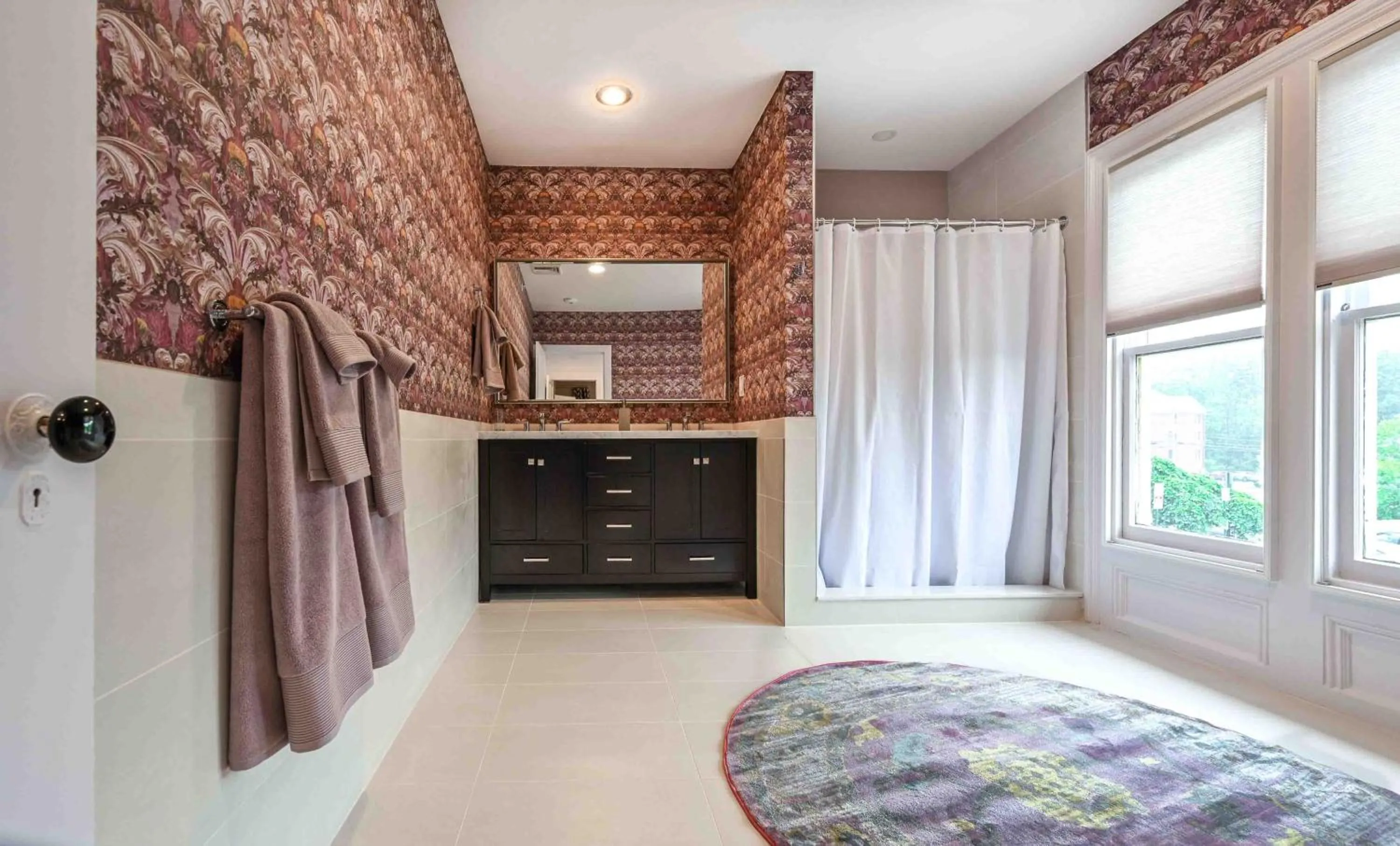 Bathroom, Bed in Station Inn Pawling