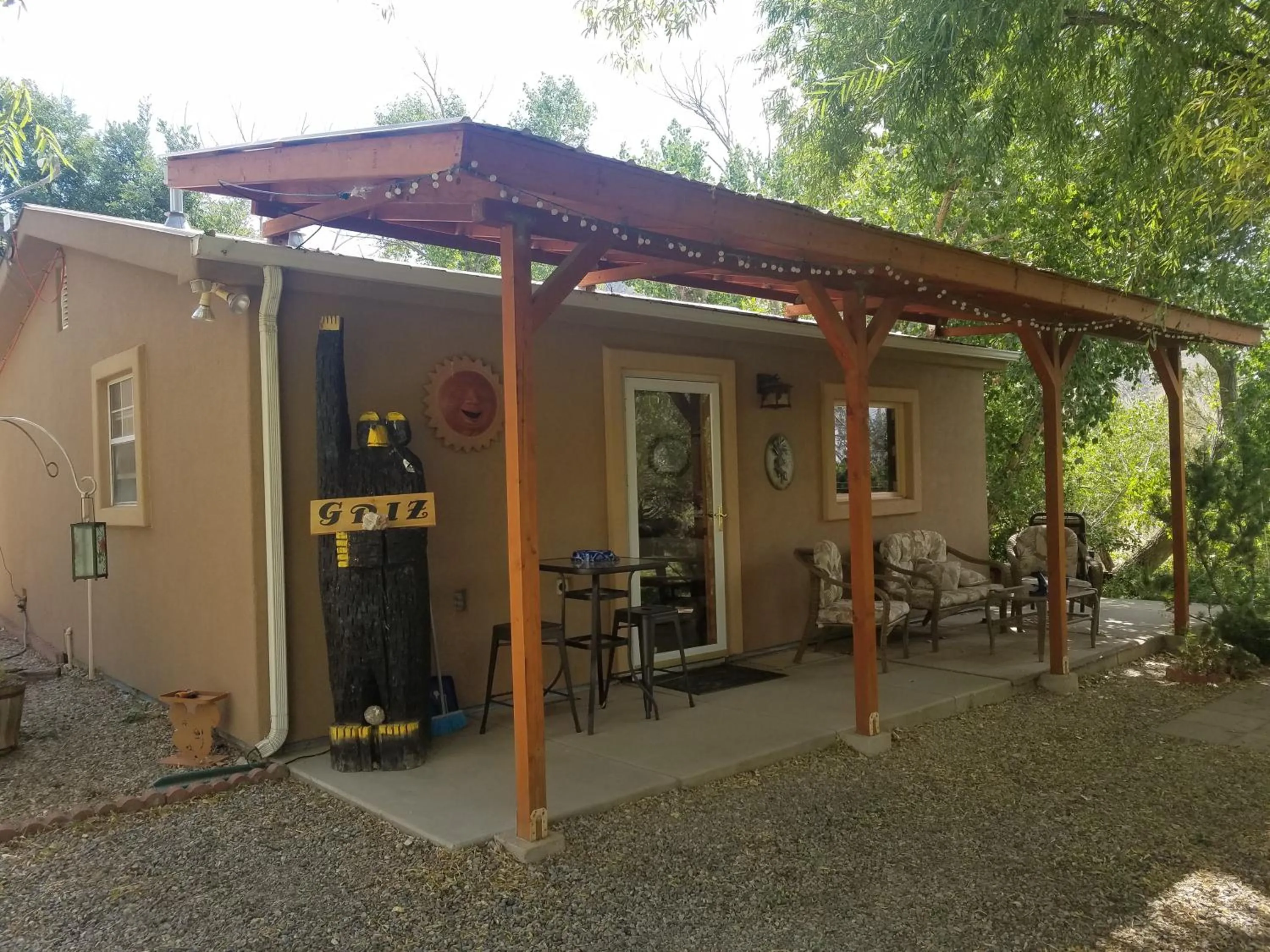 Facade/entrance in Grizzly Roadhouse Bed and Breakfast
