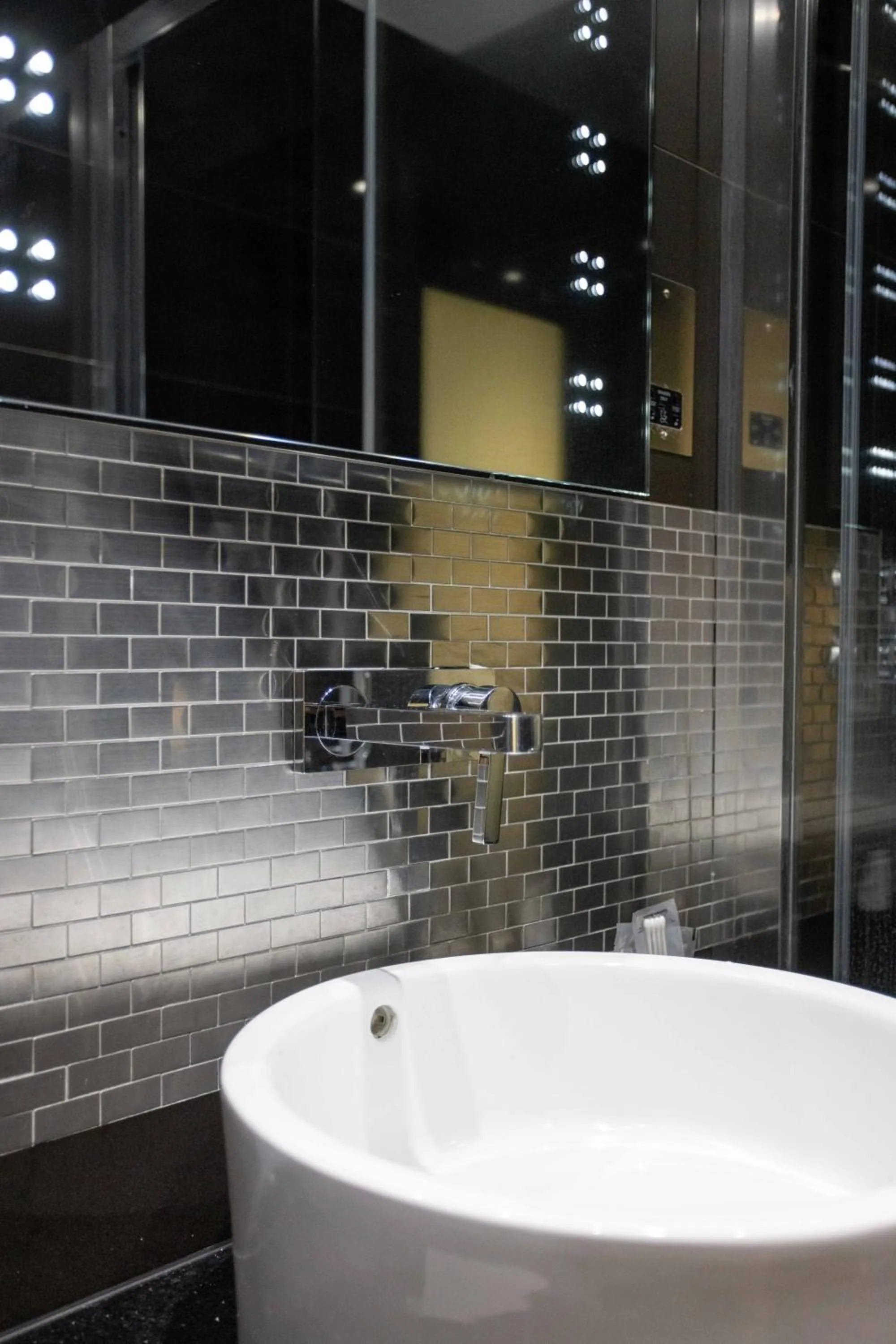 Shower in Park Grand Mayfair