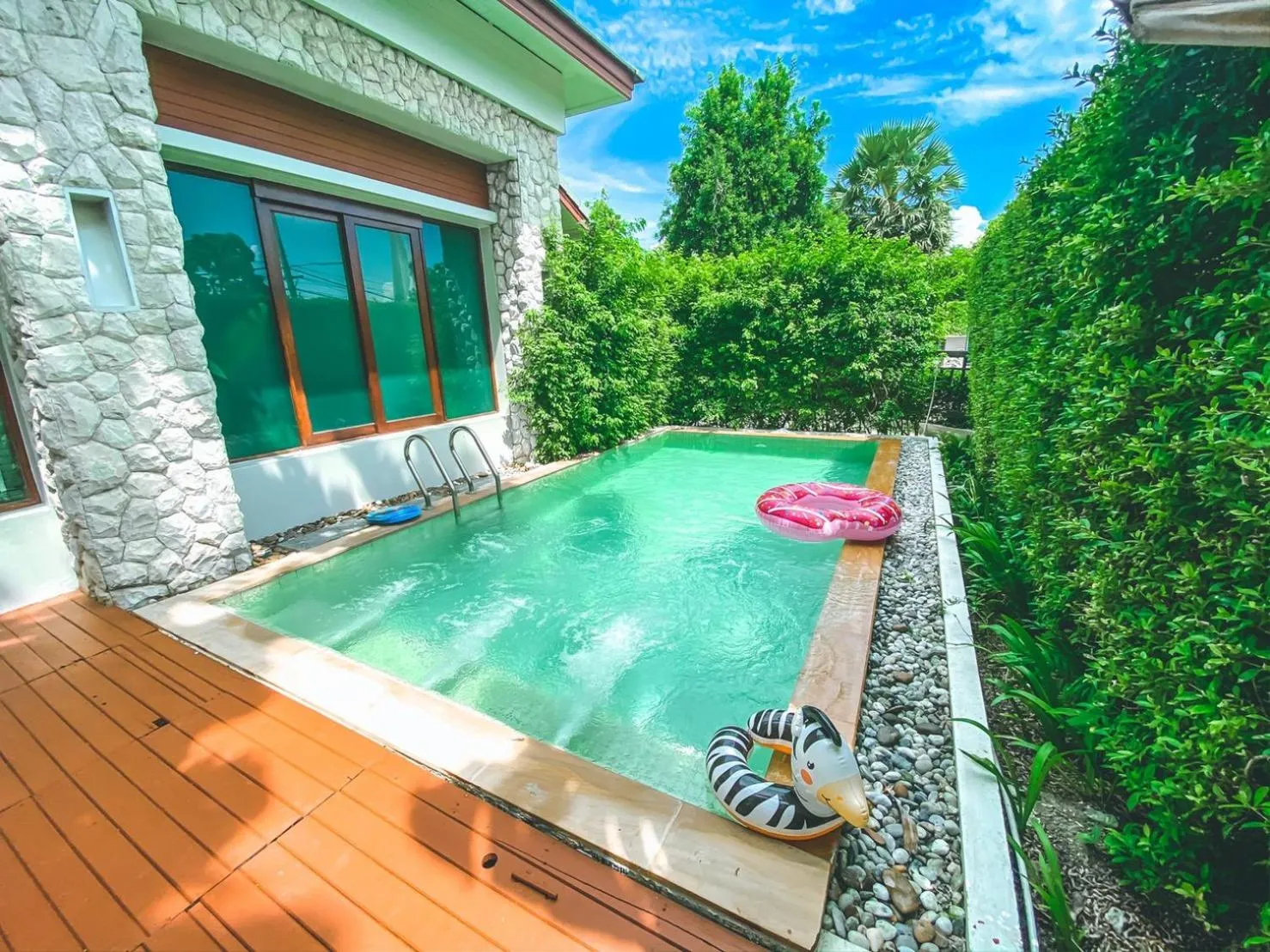 Swimming pool in Royal Sammuk Villa