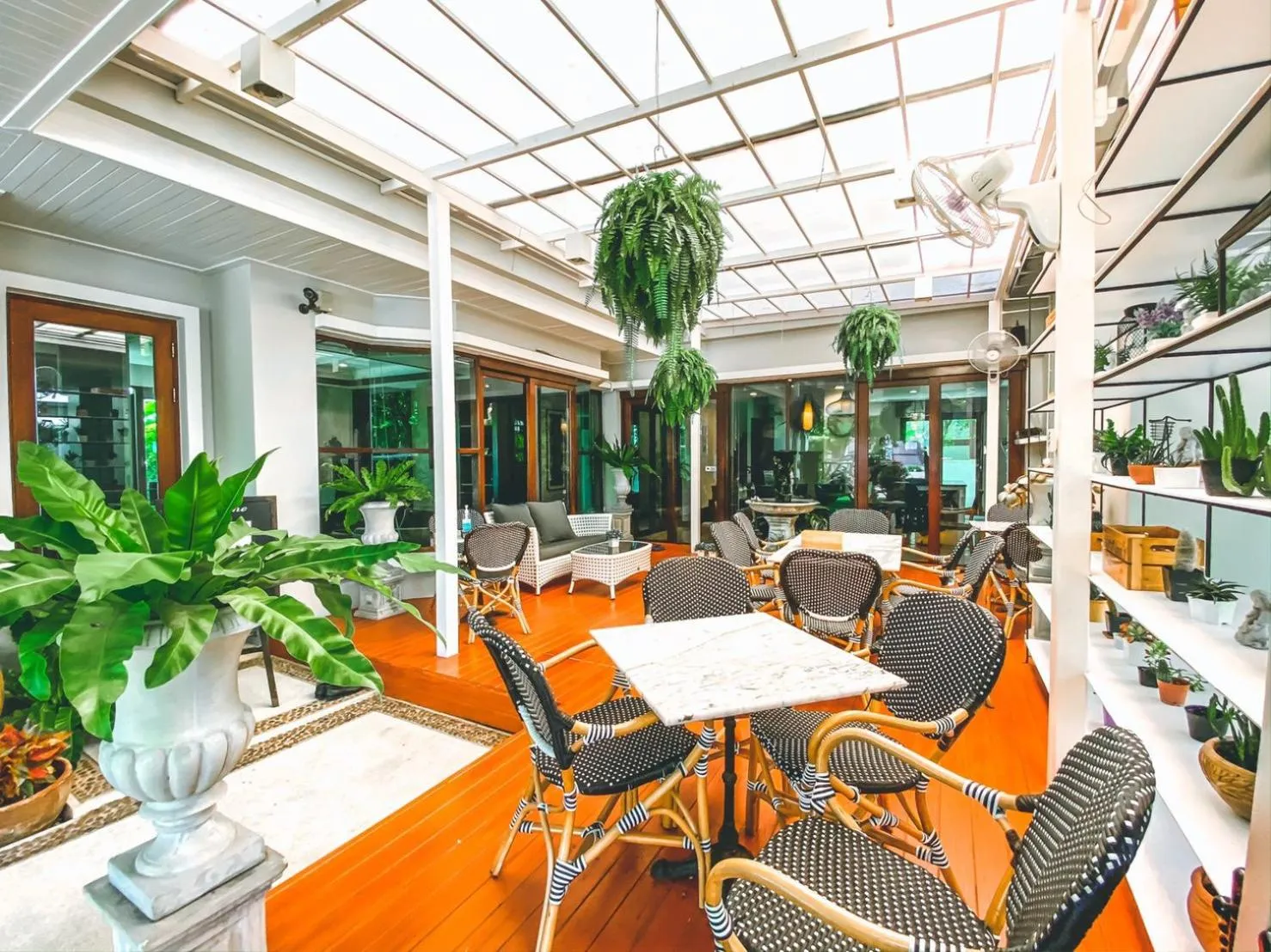 Restaurant/places to eat in Royal Sammuk Villa