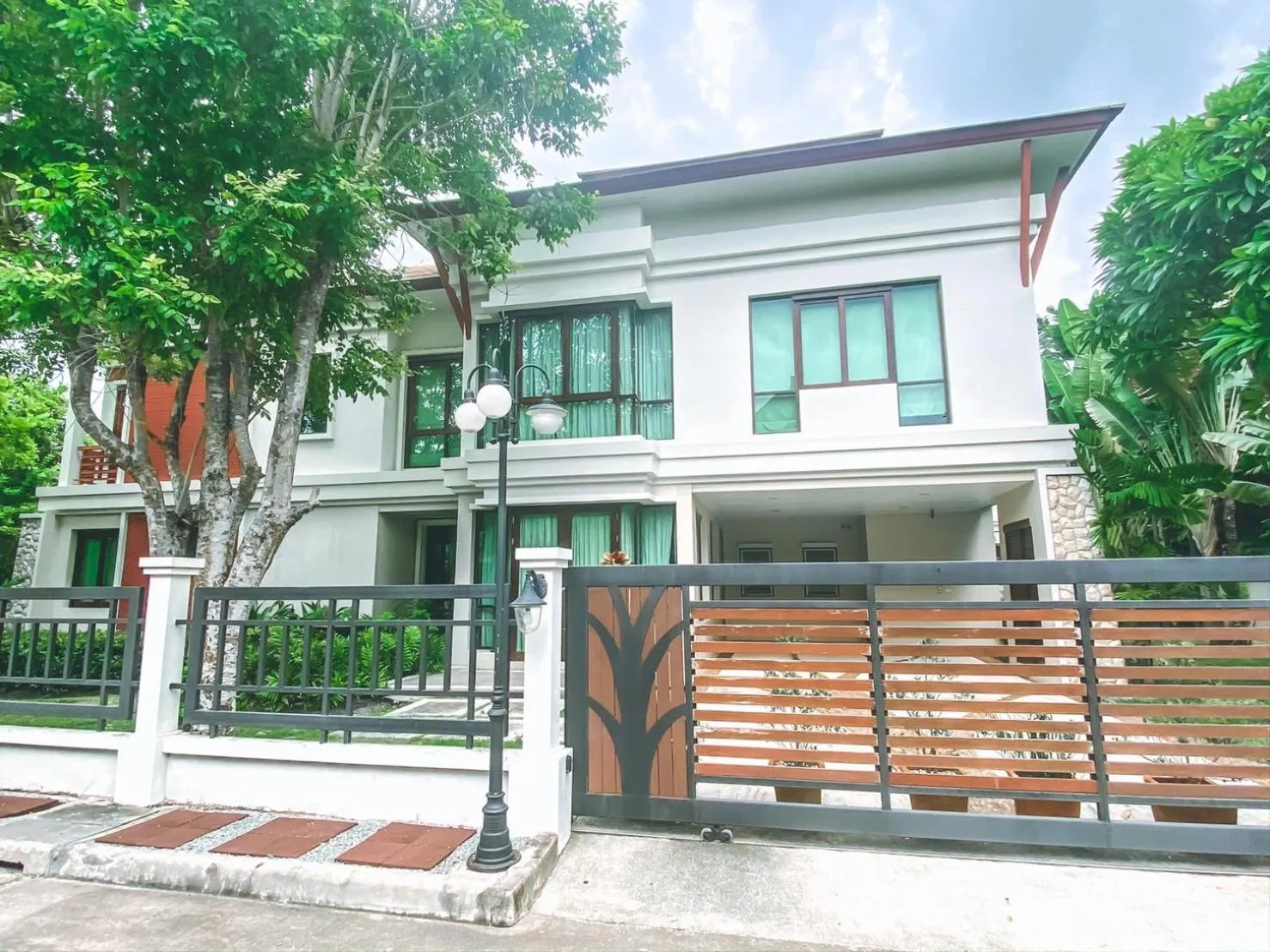 Facade/entrance in Royal Sammuk Villa