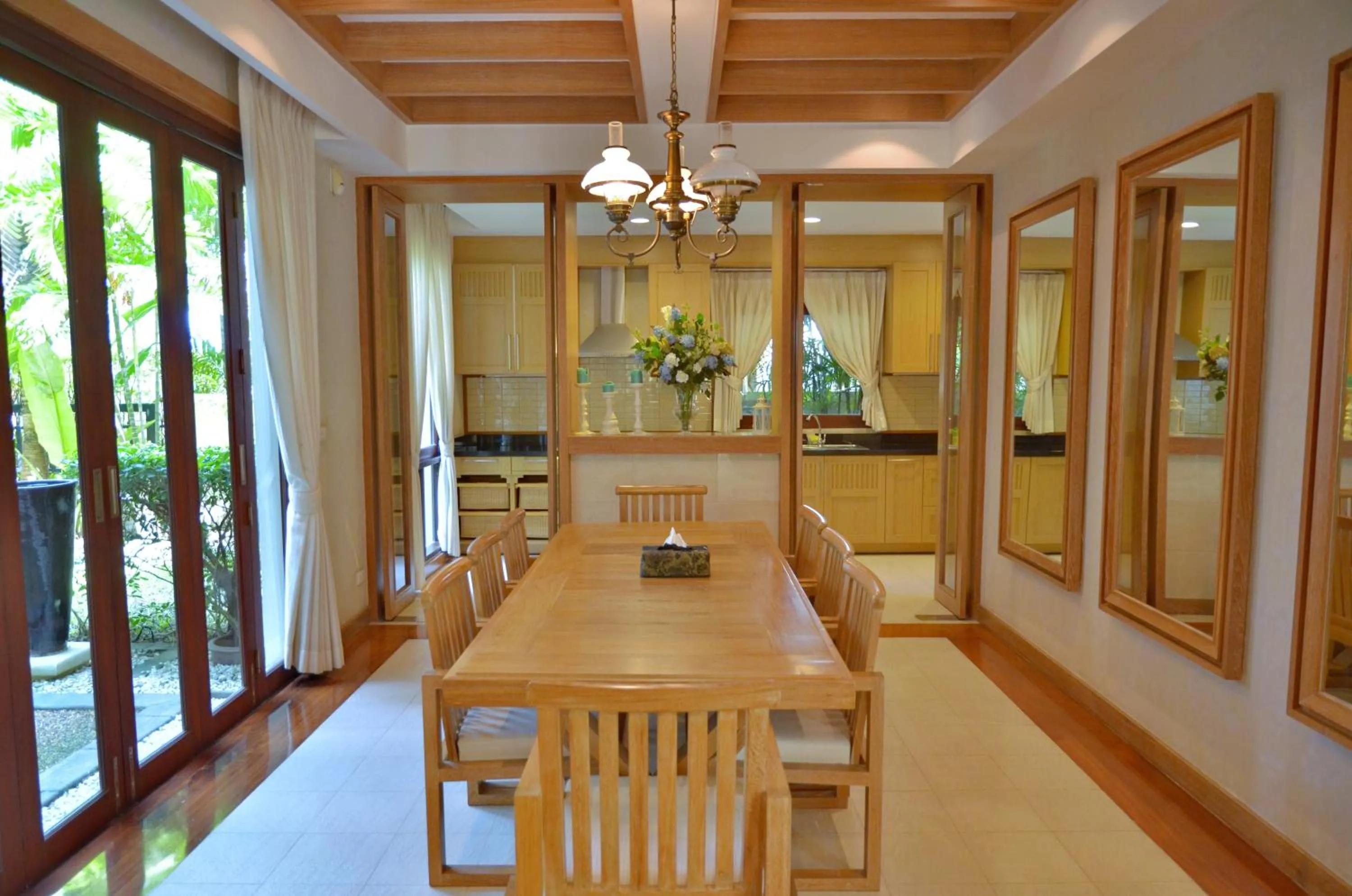 Dining area in Royal Sammuk Villa