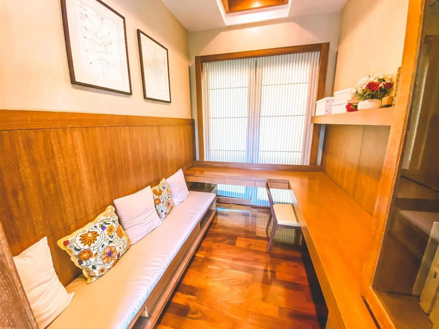 Library in Royal Sammuk Villa