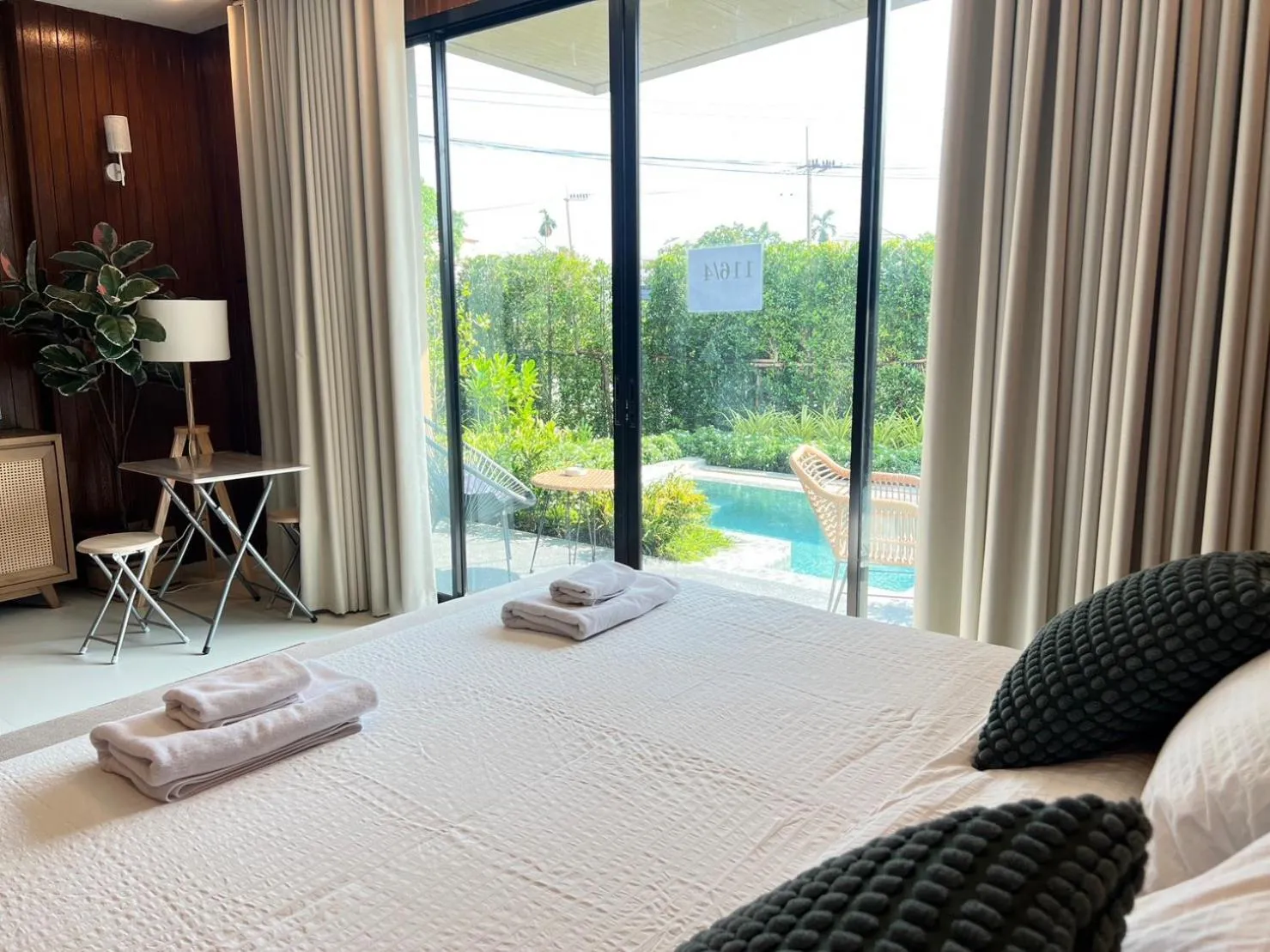 Pool view, Bed in Royal Sammuk Villa