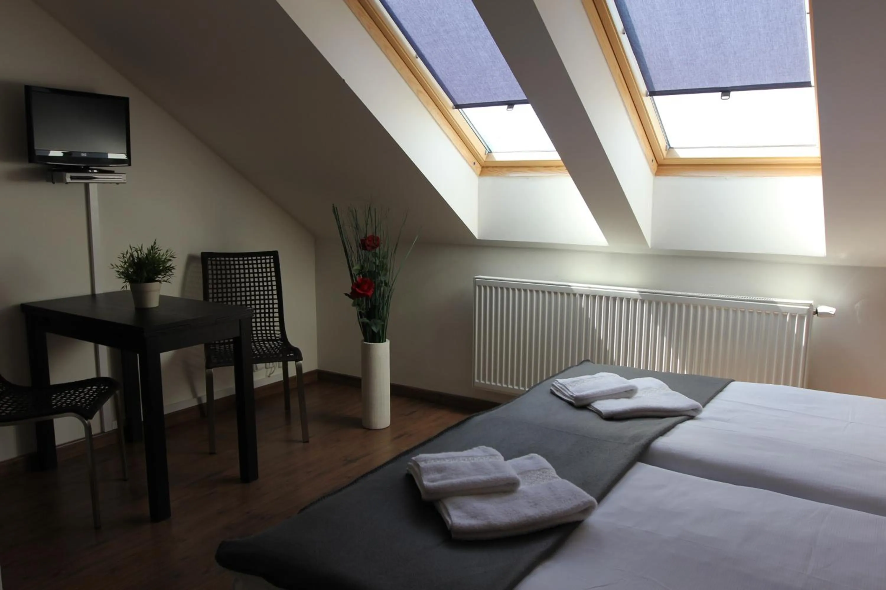 Photo of the whole room, Bed in Residence Vysta