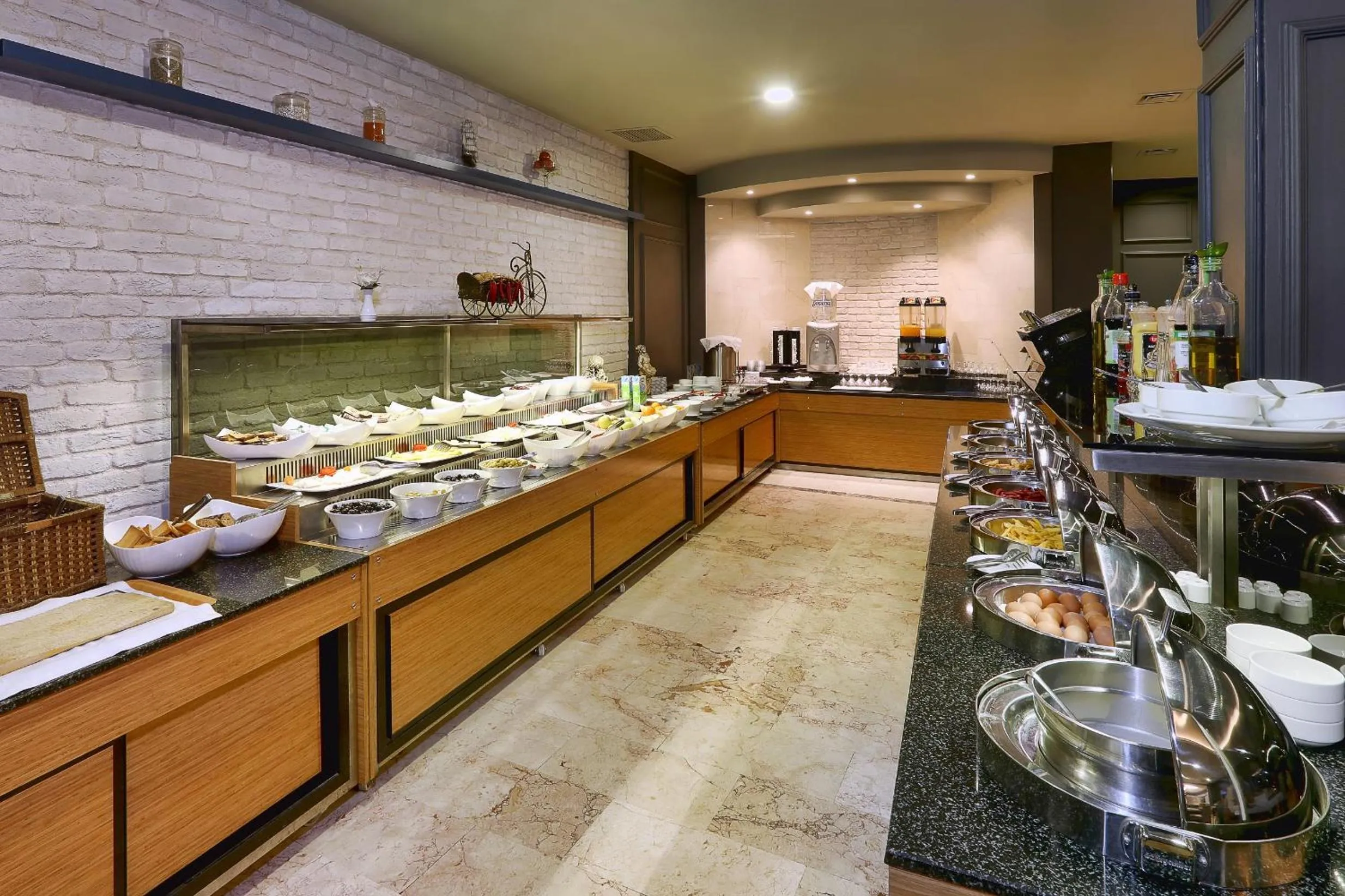 Restaurant/places to eat in Seckin Hotel