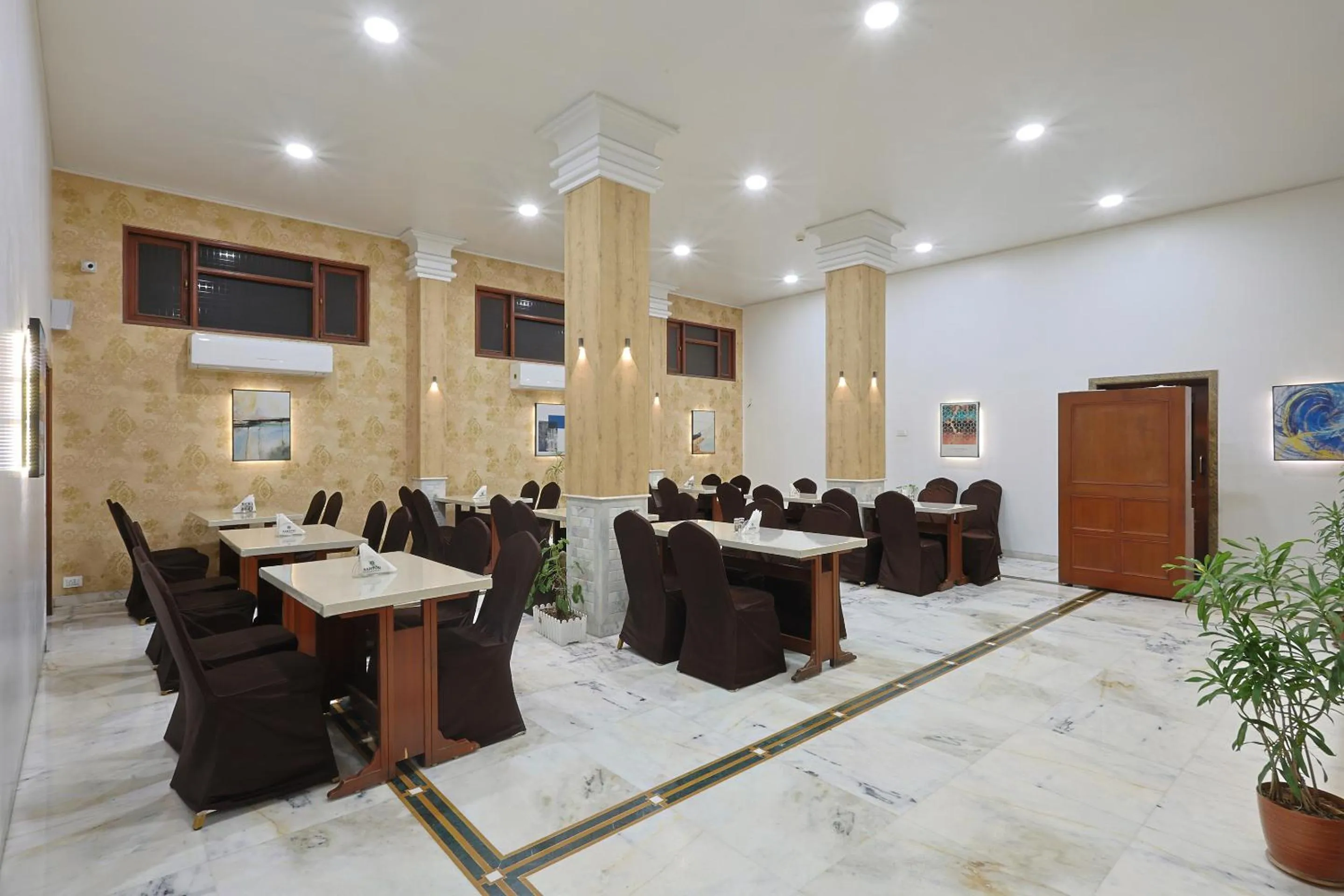 Restaurant/places to eat in Hotel Apex