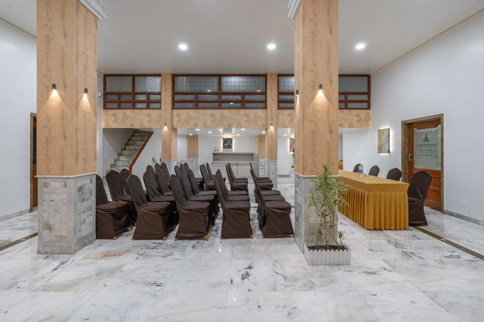 Restaurant/places to eat in Hotel Apex