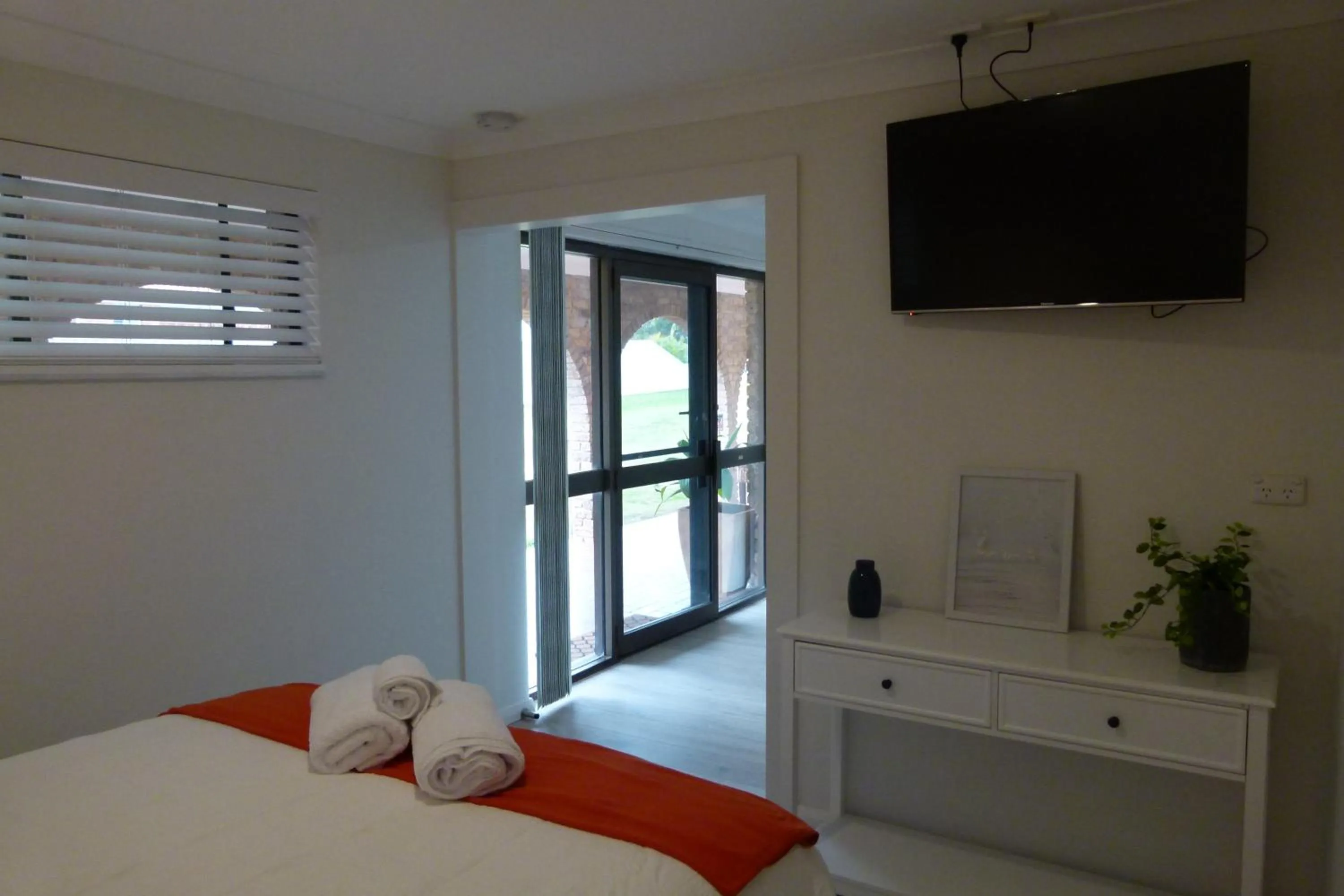 TV and multimedia, Bed in The Sanctuary at Paradise Beach B&B