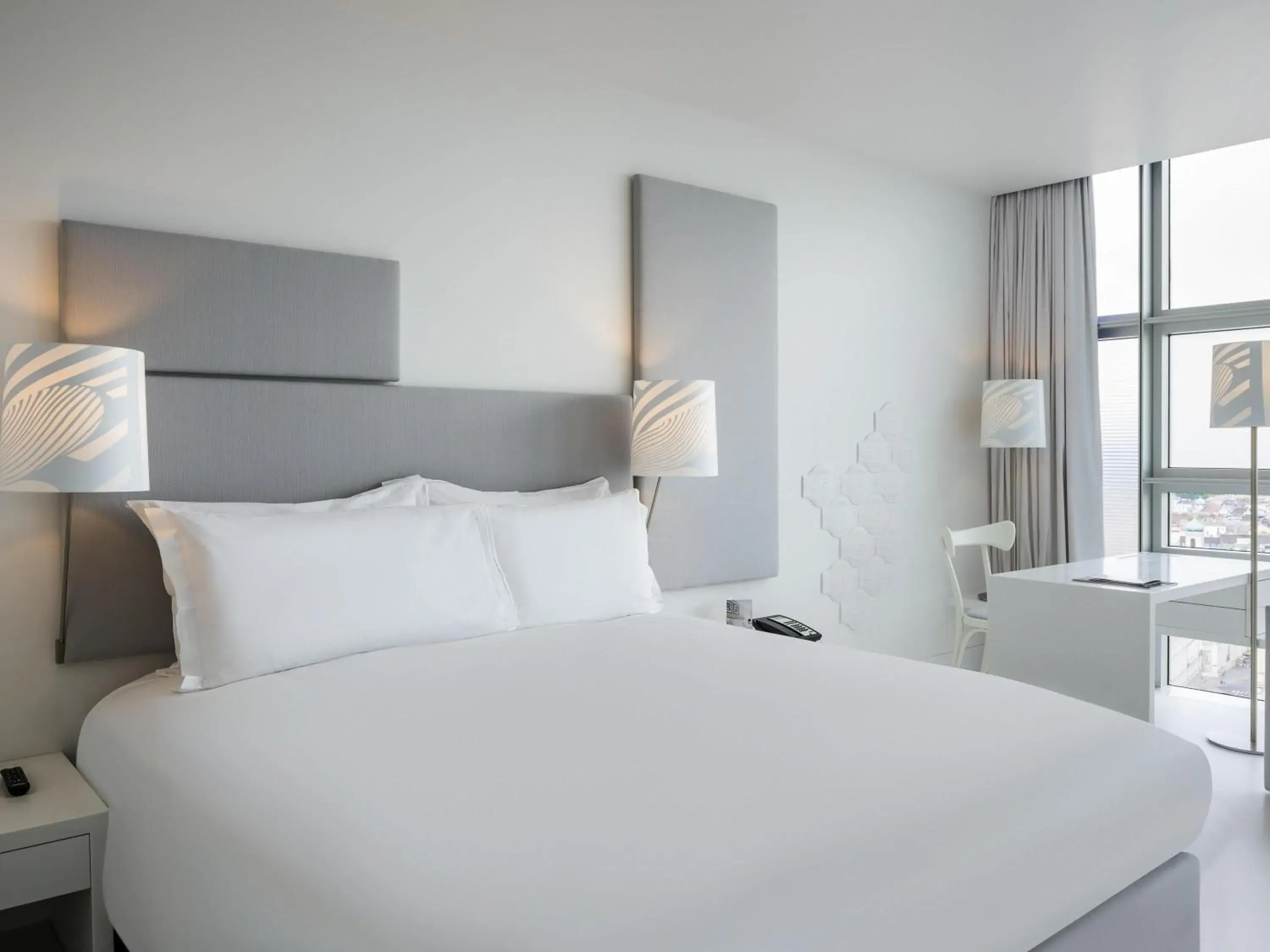 SO Cozy Queen Room with Ferris Wheel View in SO/ Vienna SO Cozy Queen Room with Ferris Wheel View in SO/ Vienna