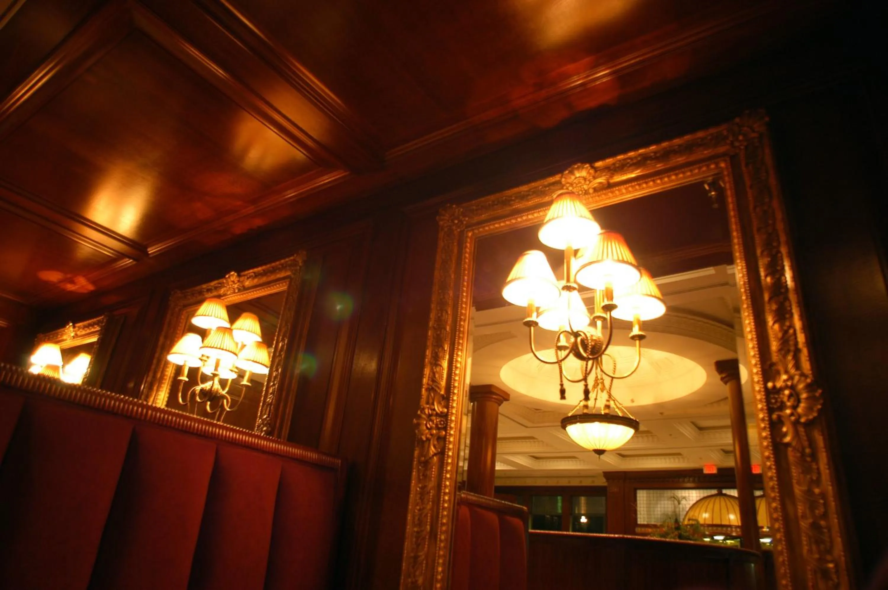 Restaurant/places to eat in Market Pavilion Hotel