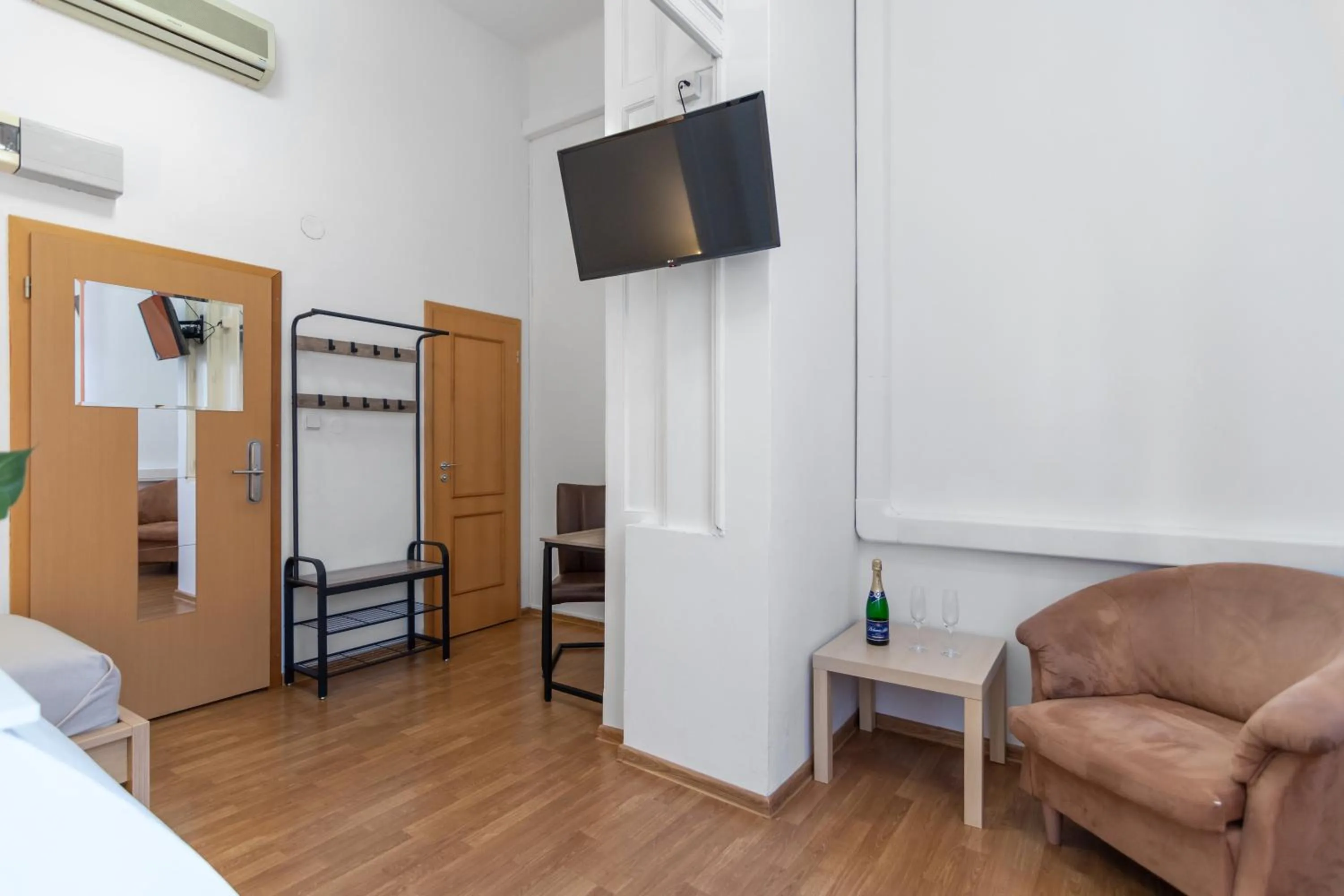 Seating area, Bed in Hotel Museum