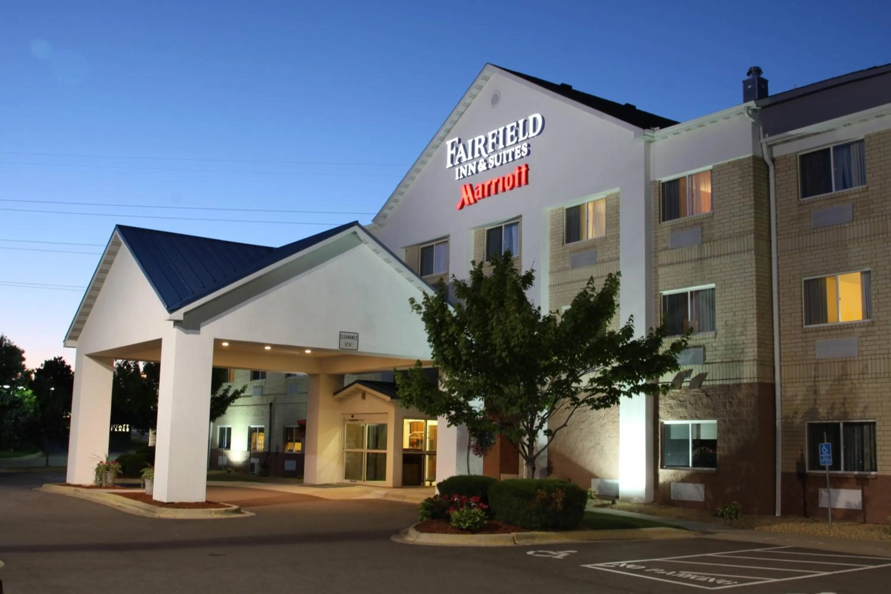 Property building in Fairfield Inn & Suites Minneapolis Eden Prairie