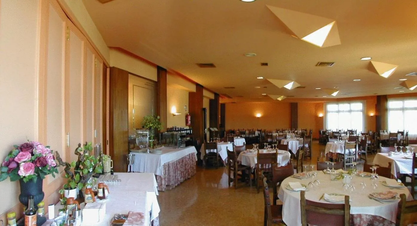 Restaurant/places to eat in Hotel Rey Sancho Ramírez Somontano SL