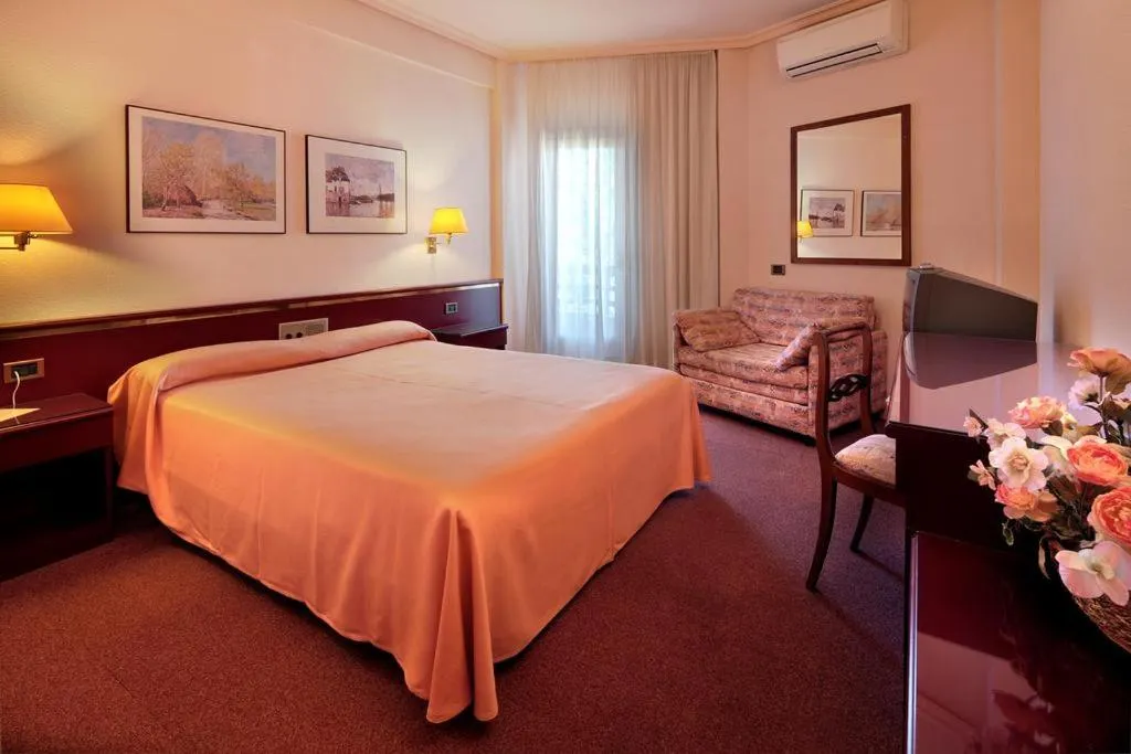 Photo of the whole room, Bed in Hotel Rey Sancho Ramírez Somontano SL