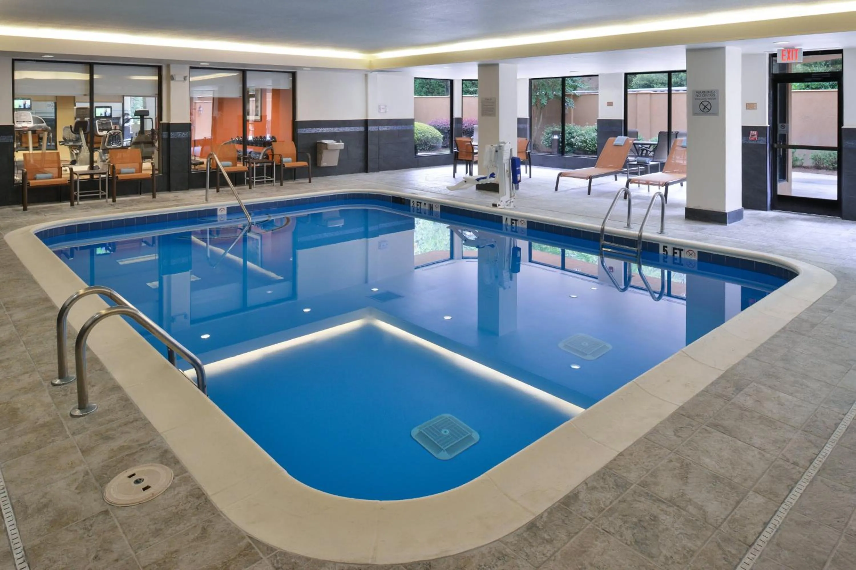 Swimming pool in Courtyard Atlanta Suwanee