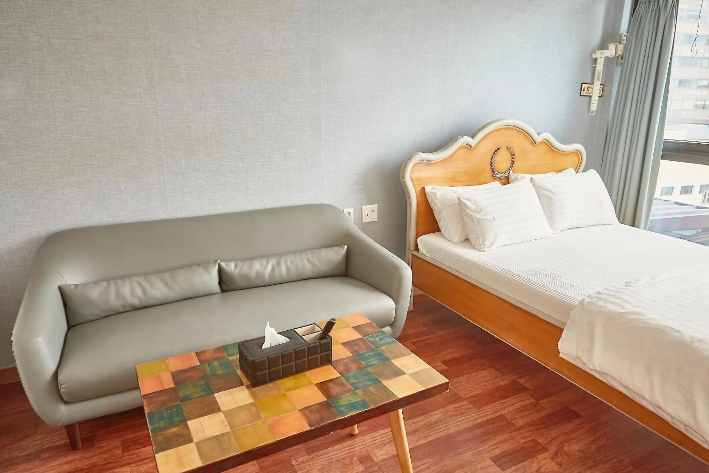 Seating area, Bed in Guest 145