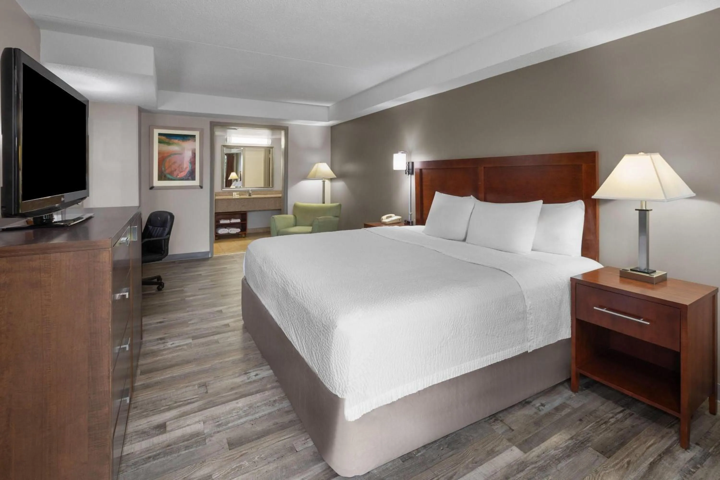 Photo of the whole room, Bed in Days Inn by Wyndham Dumfries Quantico
