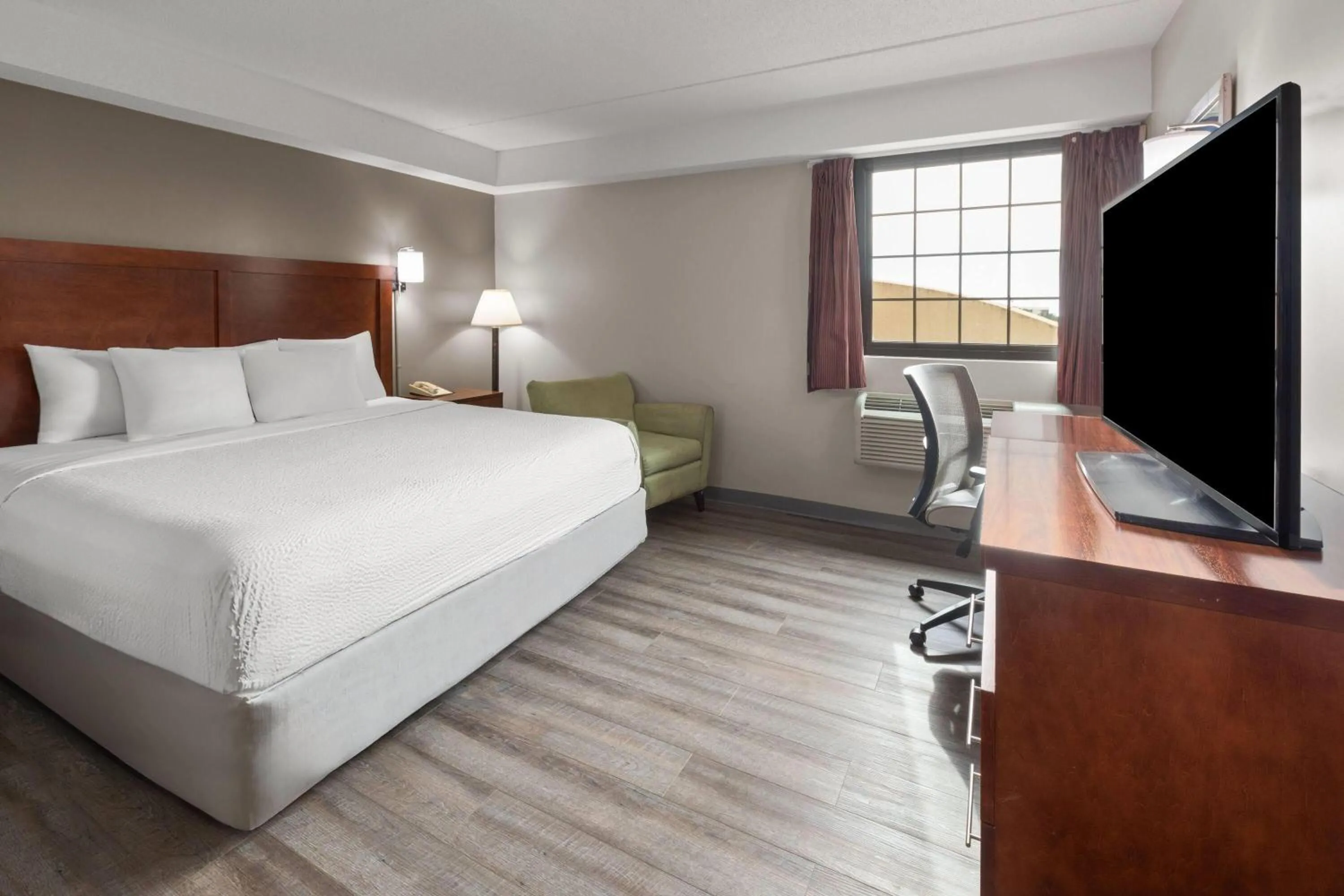 Photo of the whole room, Bed in Days Inn by Wyndham Dumfries Quantico