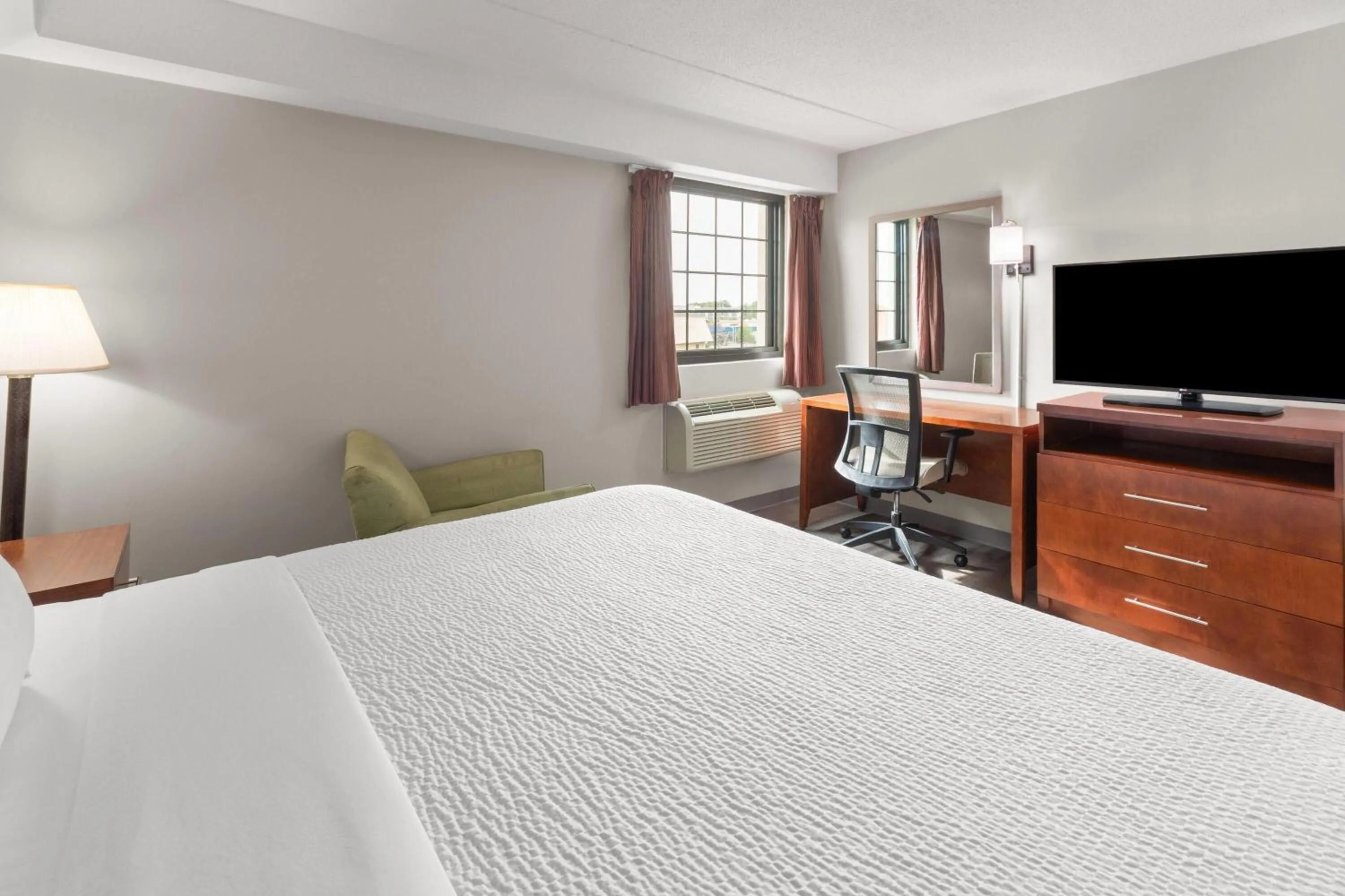 Photo of the whole room, Bed in Days Inn by Wyndham Dumfries Quantico