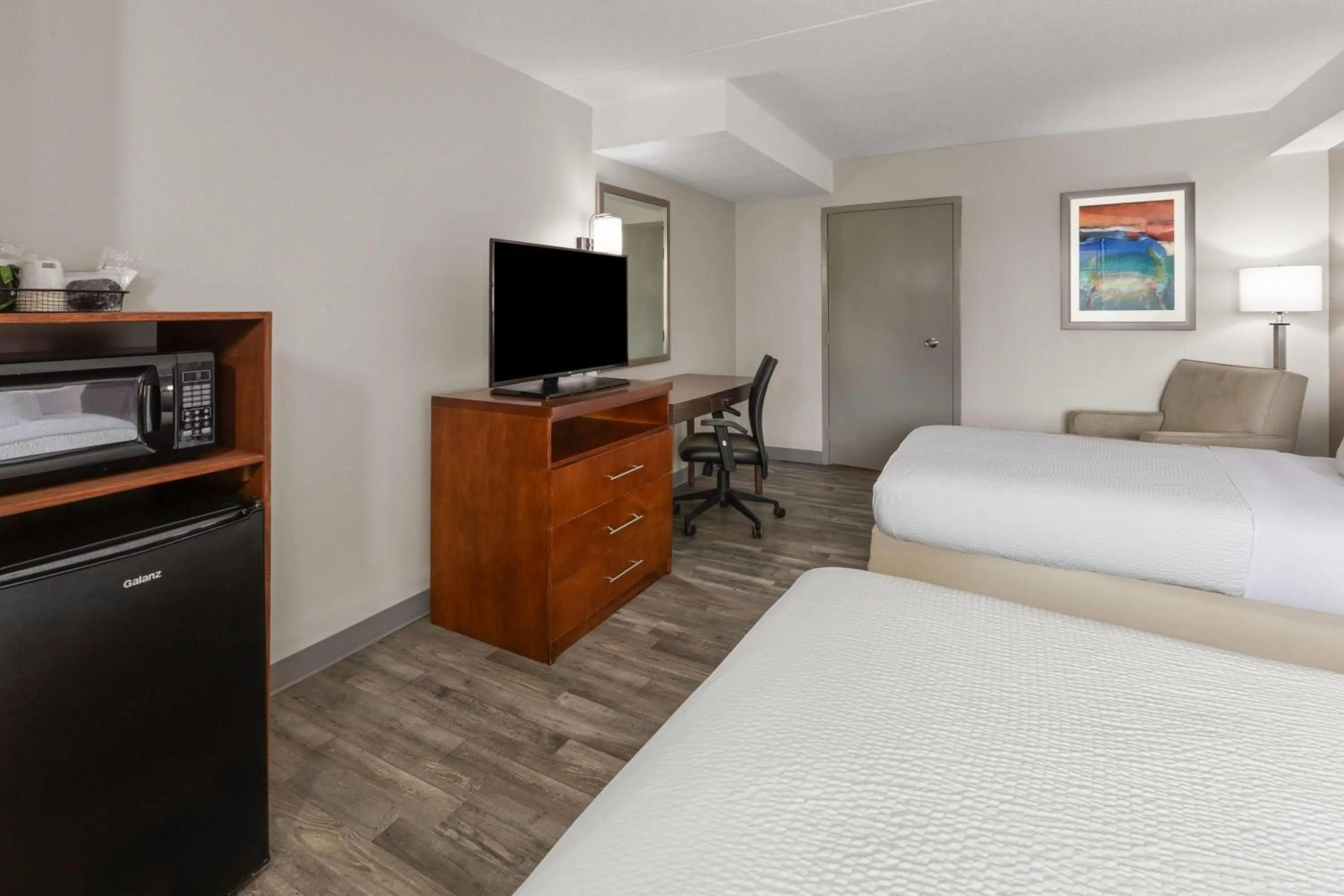 Photo of the whole room, Bed in Days Inn by Wyndham Dumfries Quantico