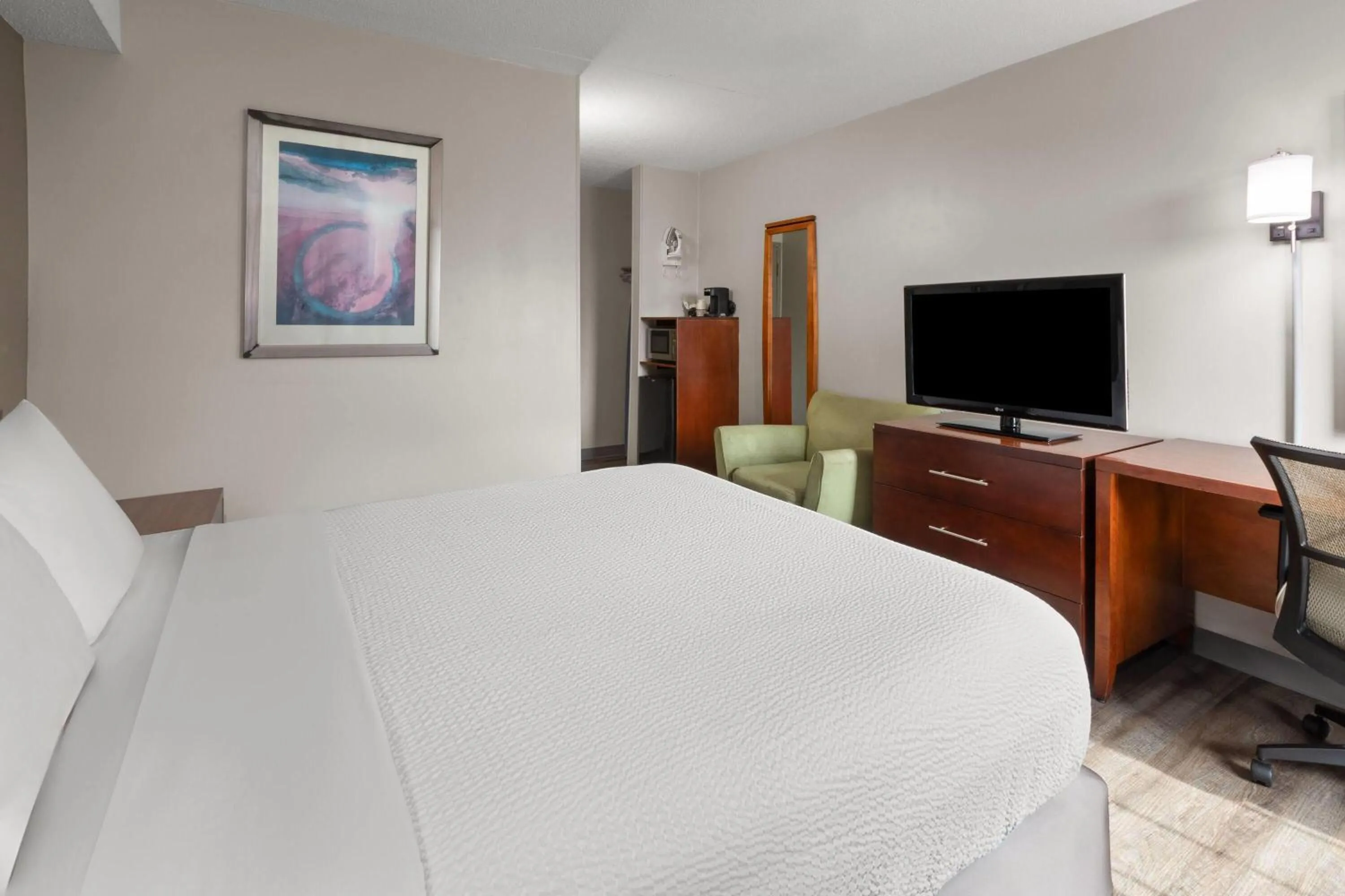 Photo of the whole room, Bed in Days Inn by Wyndham Dumfries Quantico