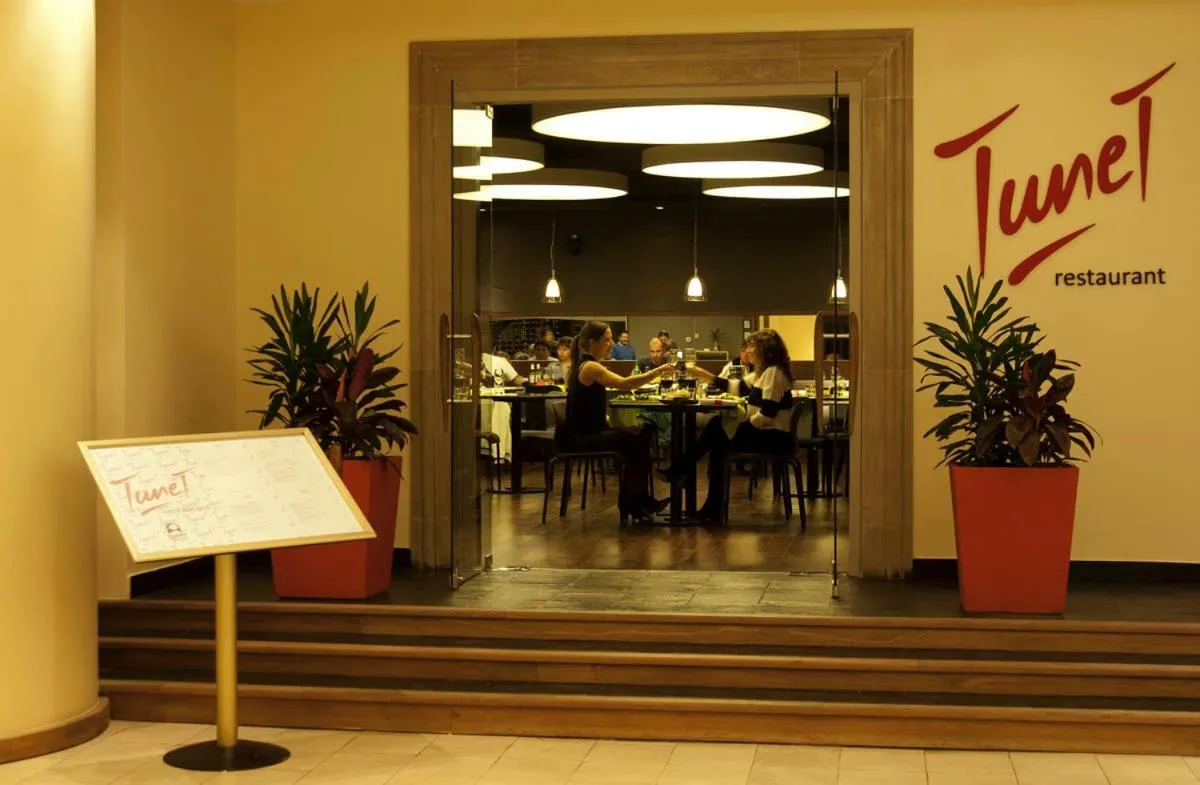 Restaurant/places to eat in Austral Express