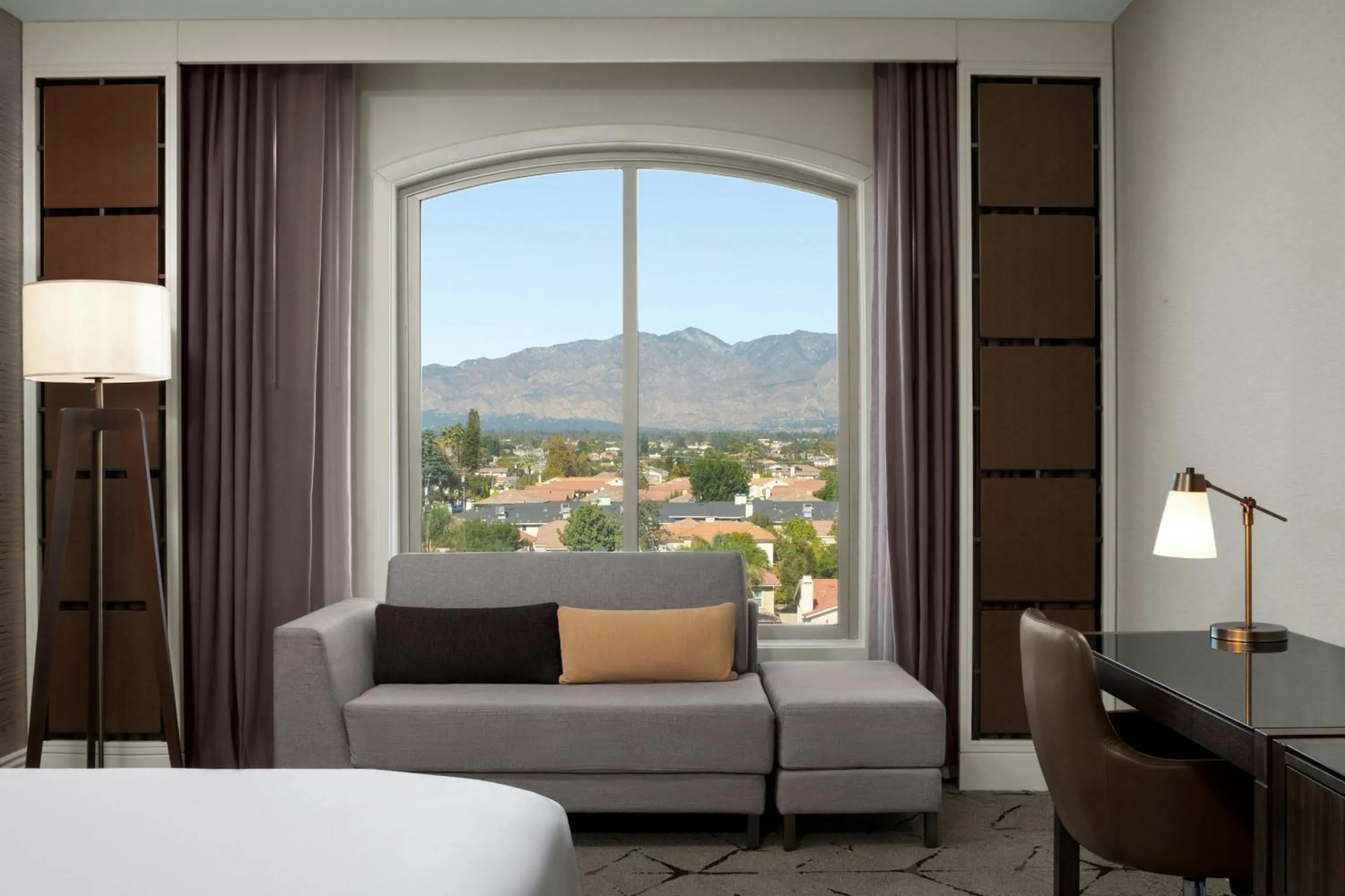 Photo of the whole room, Bed in Sheraton Los Angeles San Gabriel