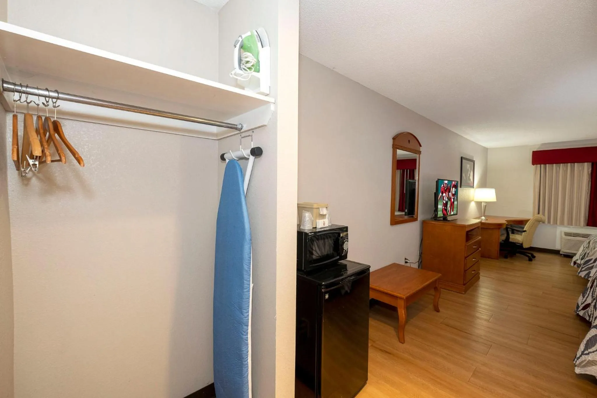 Deluxe King Room - Non-Smoking in Red Roof Inn Fulton