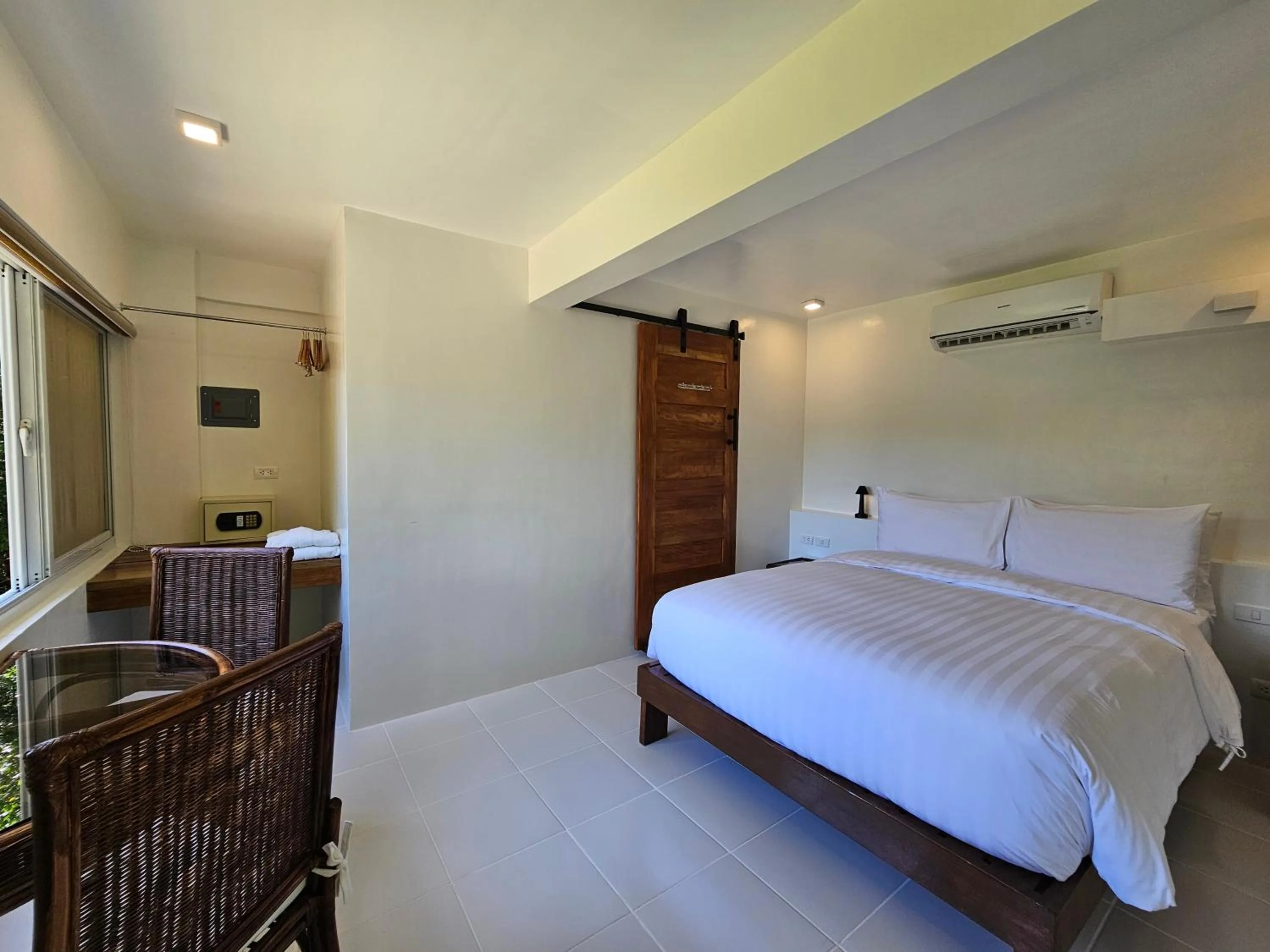 Photo of the whole room, Bed in Edgewater Dive & Spa Resort