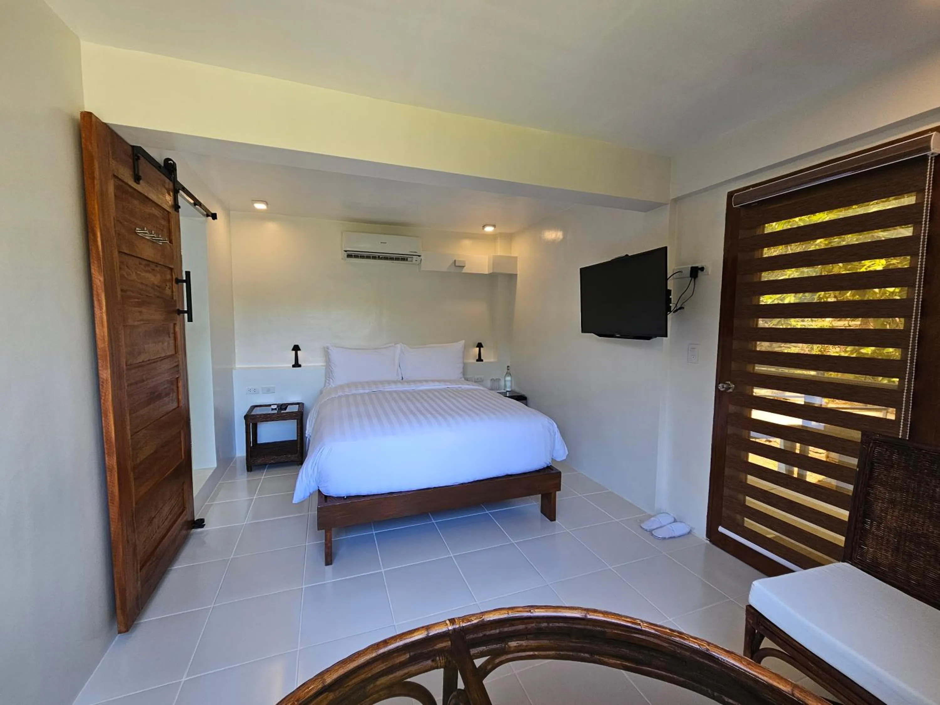 Photo of the whole room, Bed in Edgewater Dive & Spa Resort