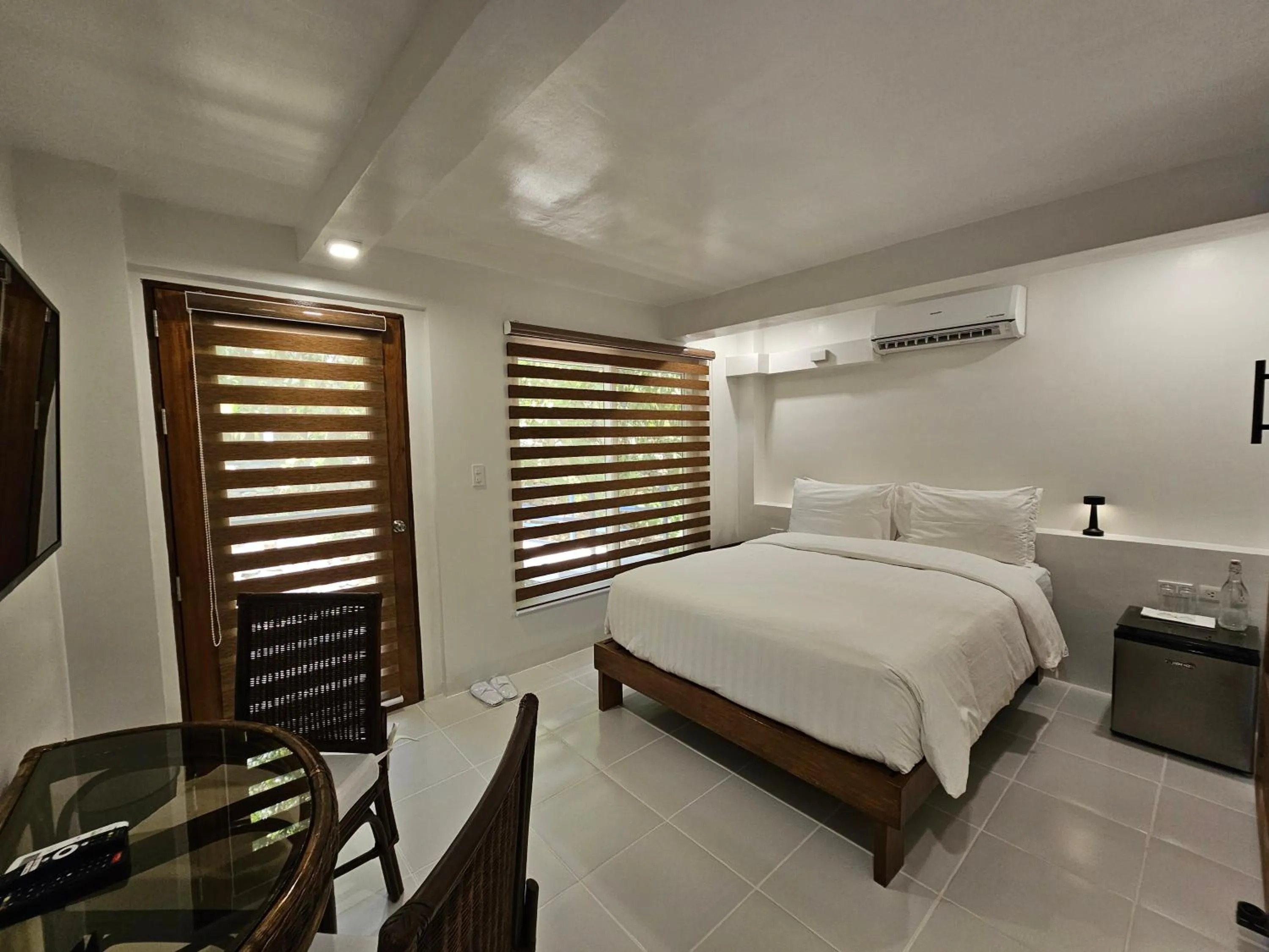 Photo of the whole room, Bed in Edgewater Dive & Spa Resort