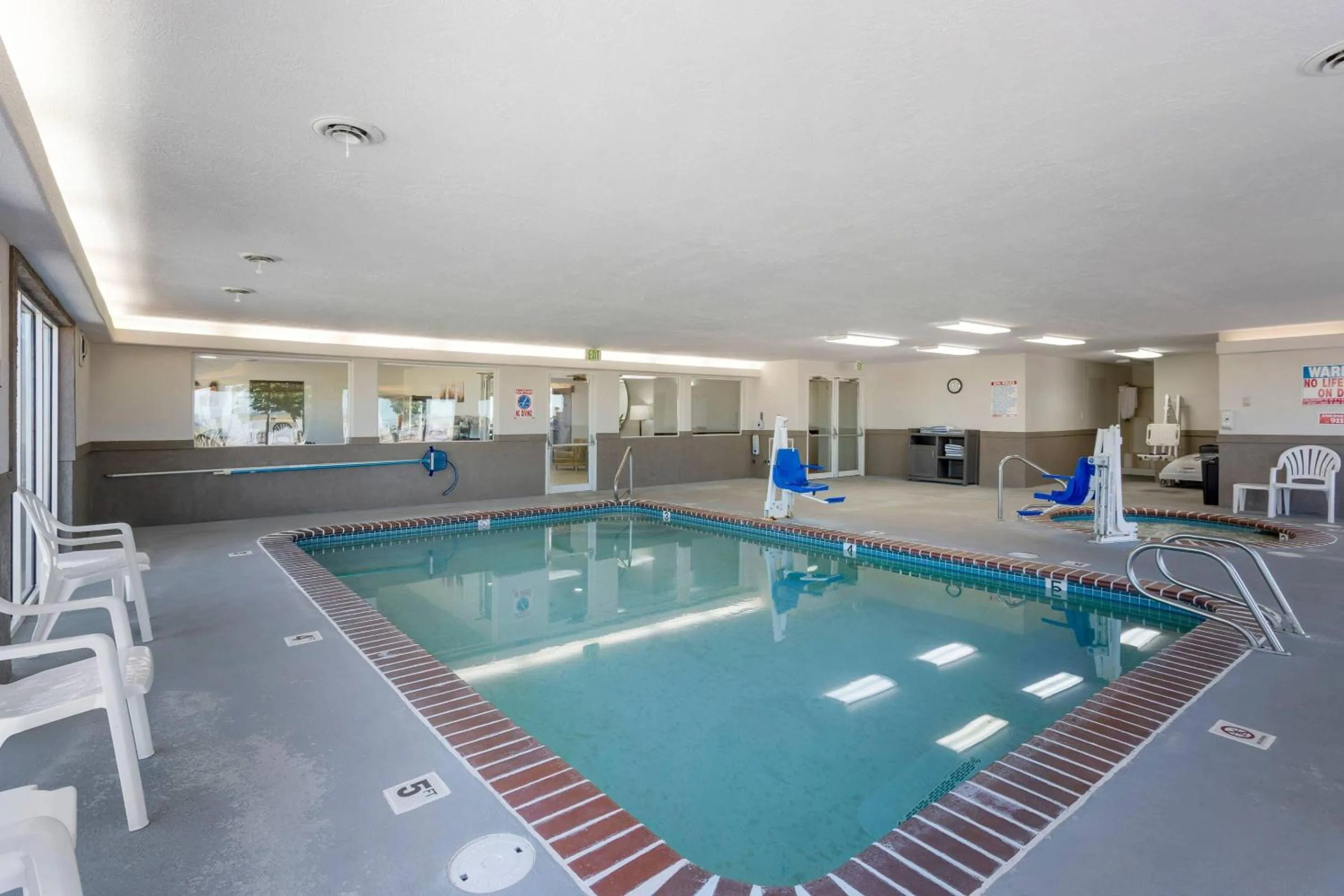 Swimming pool in Quality Inn & Suites Fillmore I-15