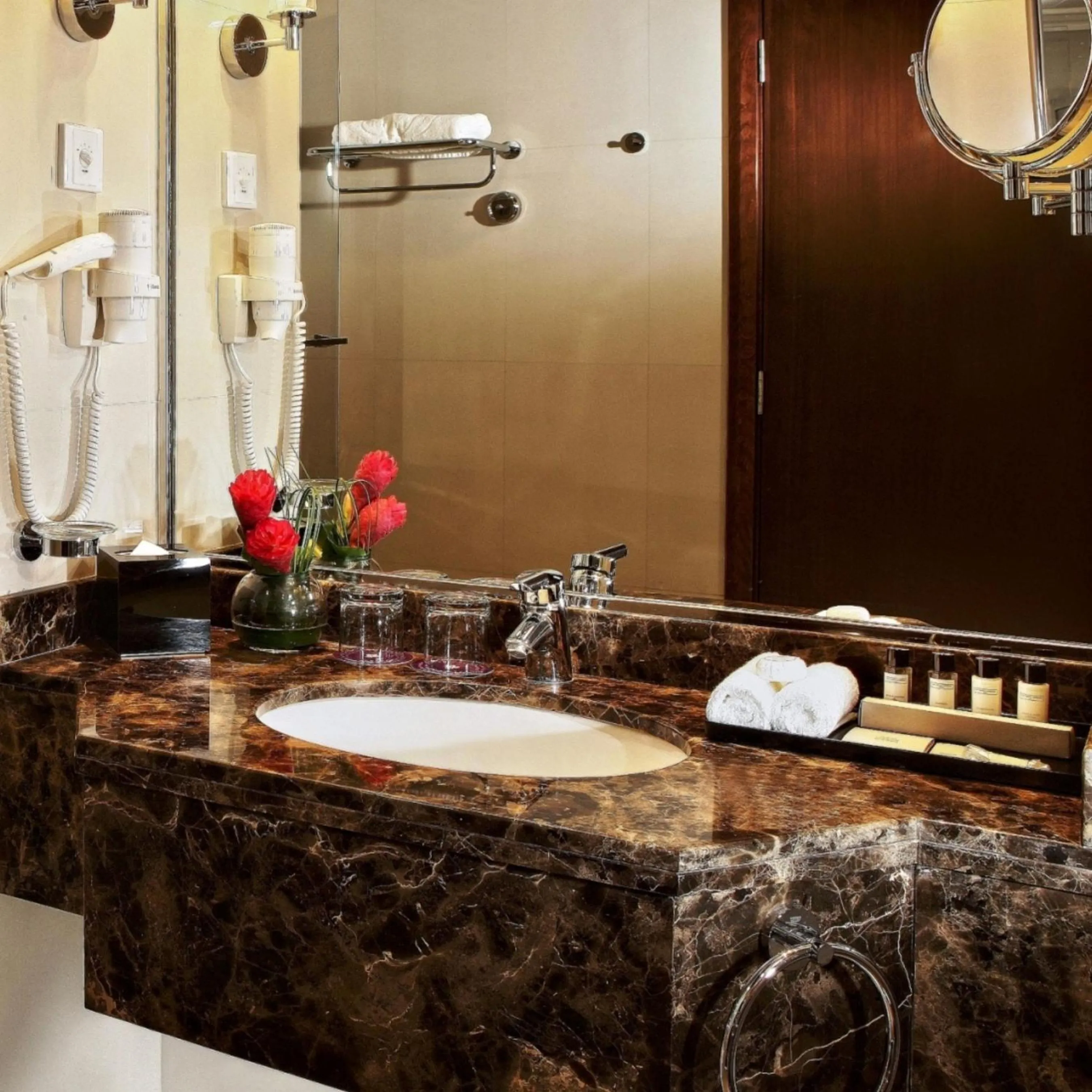 Bed in Park Regis Kris Kin Hotel