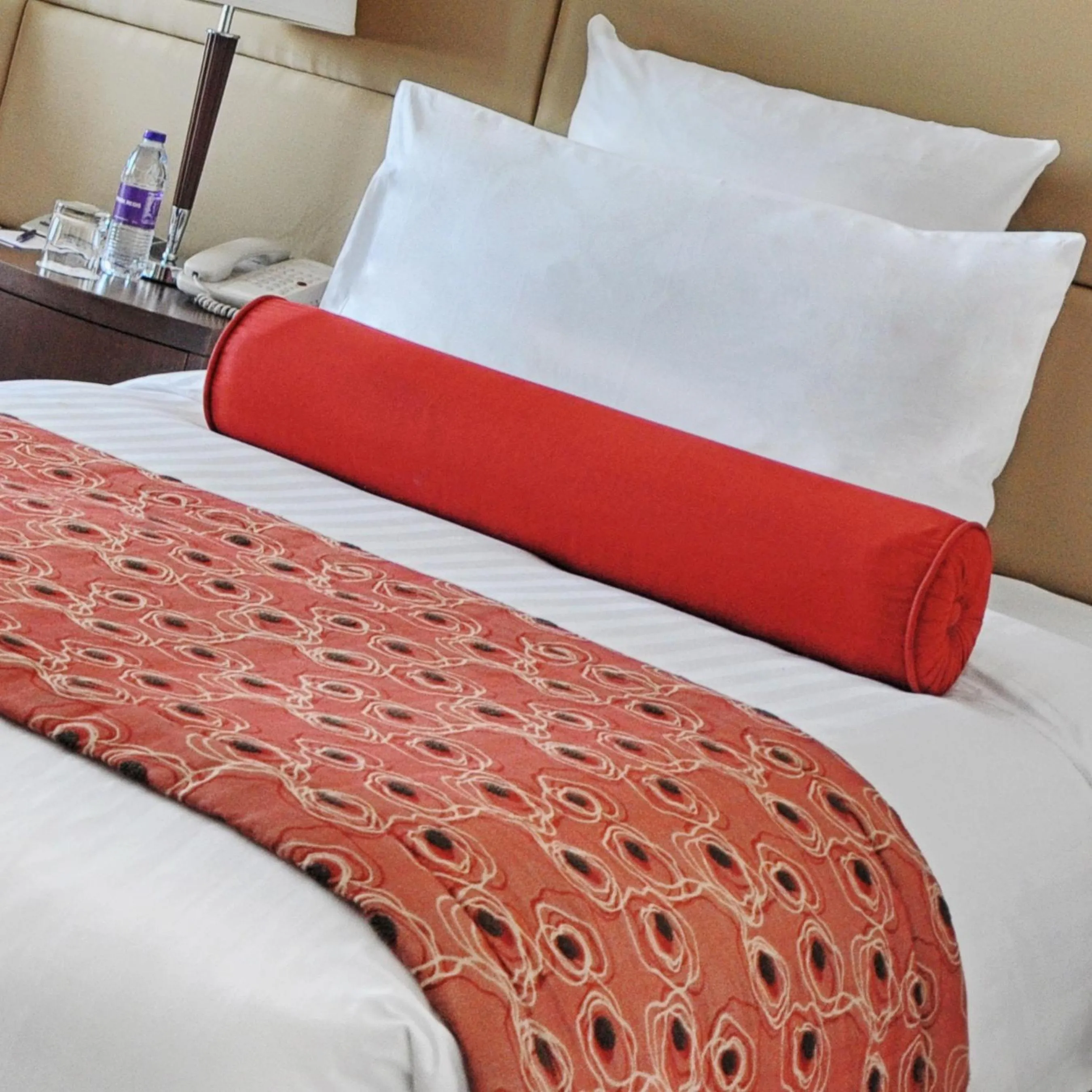 Bed in Park Regis Kris Kin Hotel