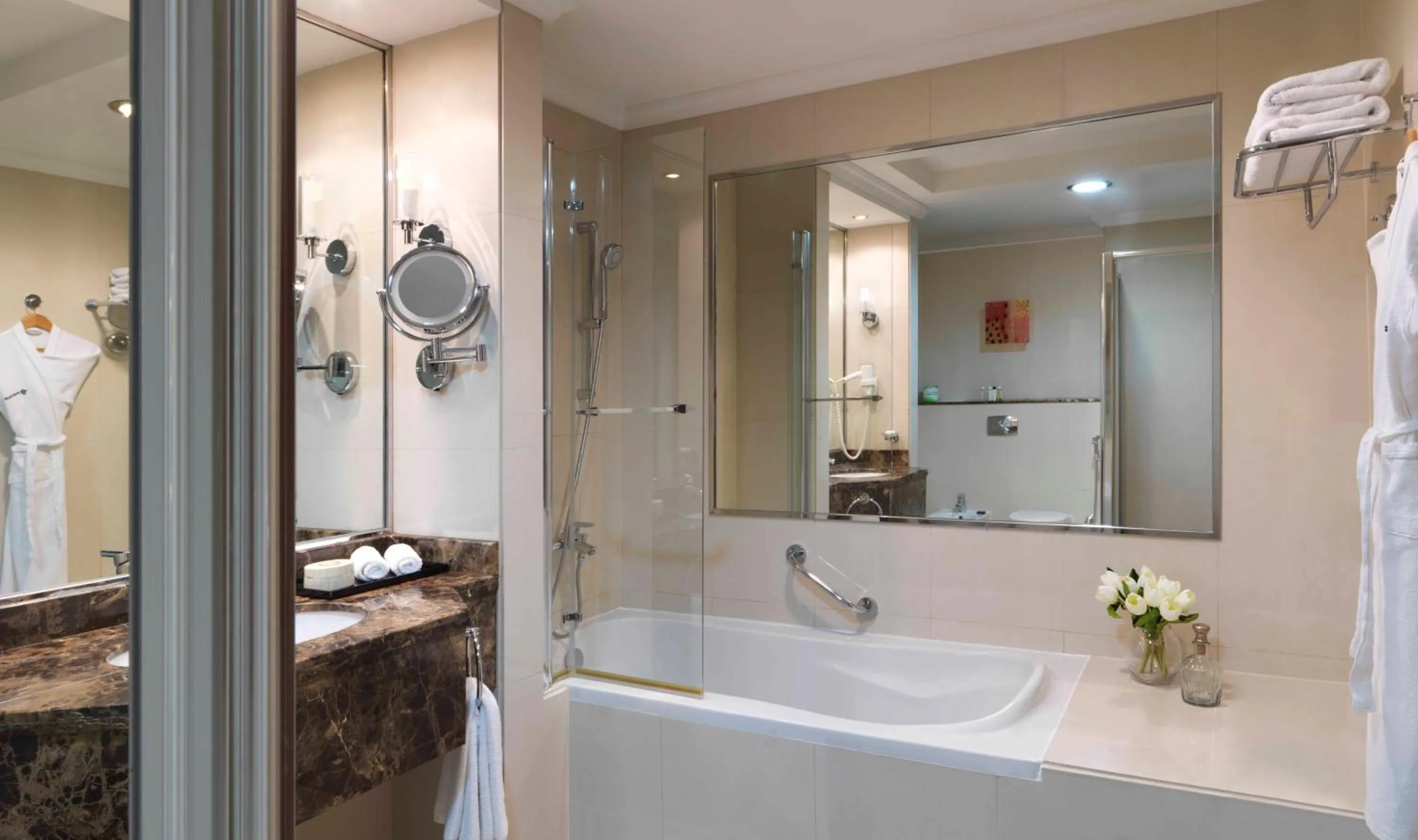 Bathroom in Park Regis Kris Kin Hotel