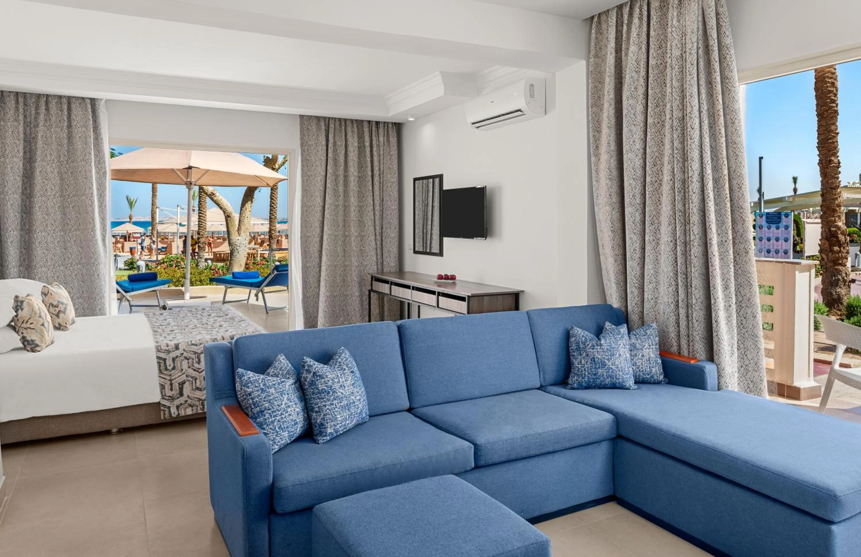 Seating area, Bed in Pickalbatros Palace - Aqua Park Hurghada