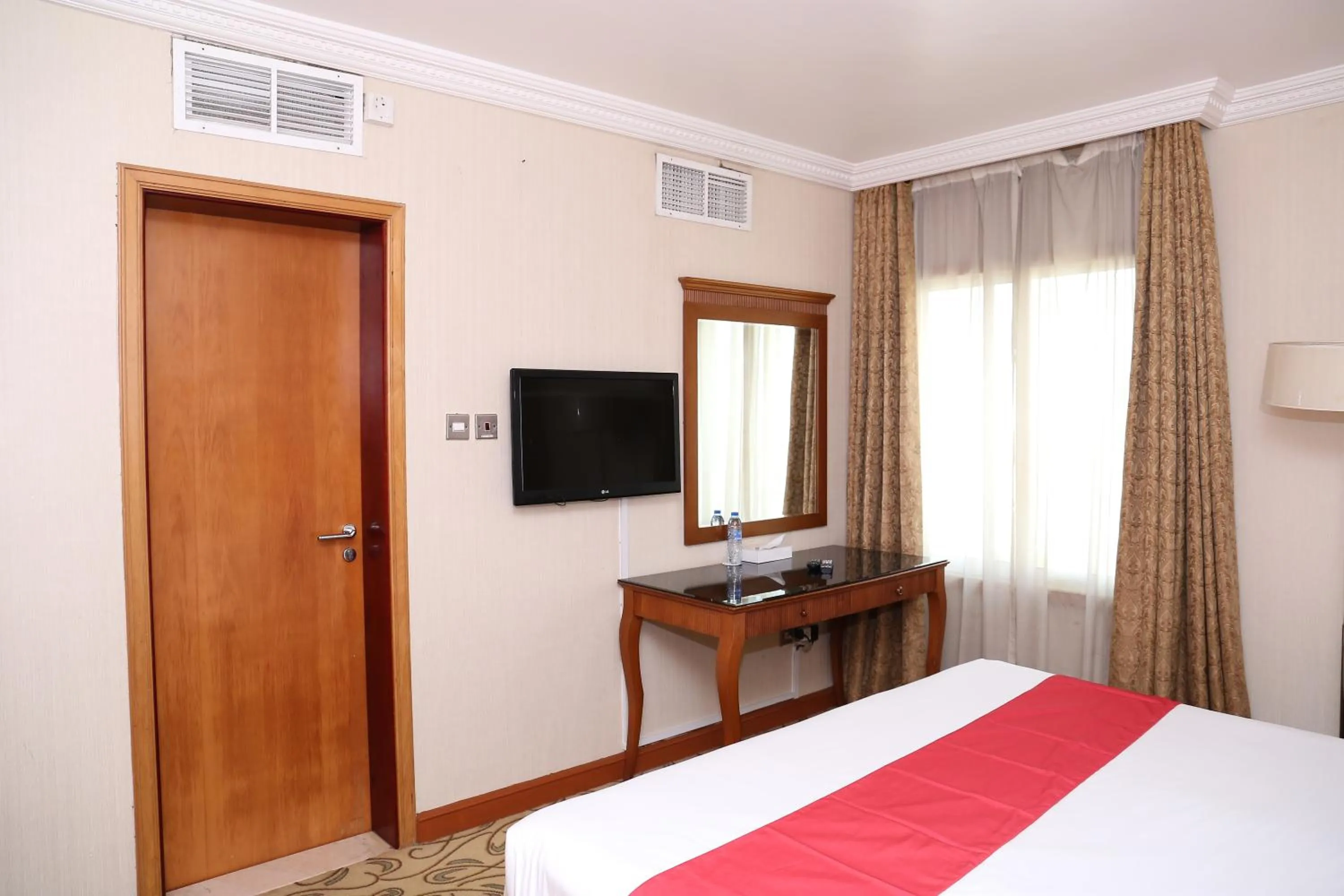 Bedroom, Bed in City Plaza Hotel