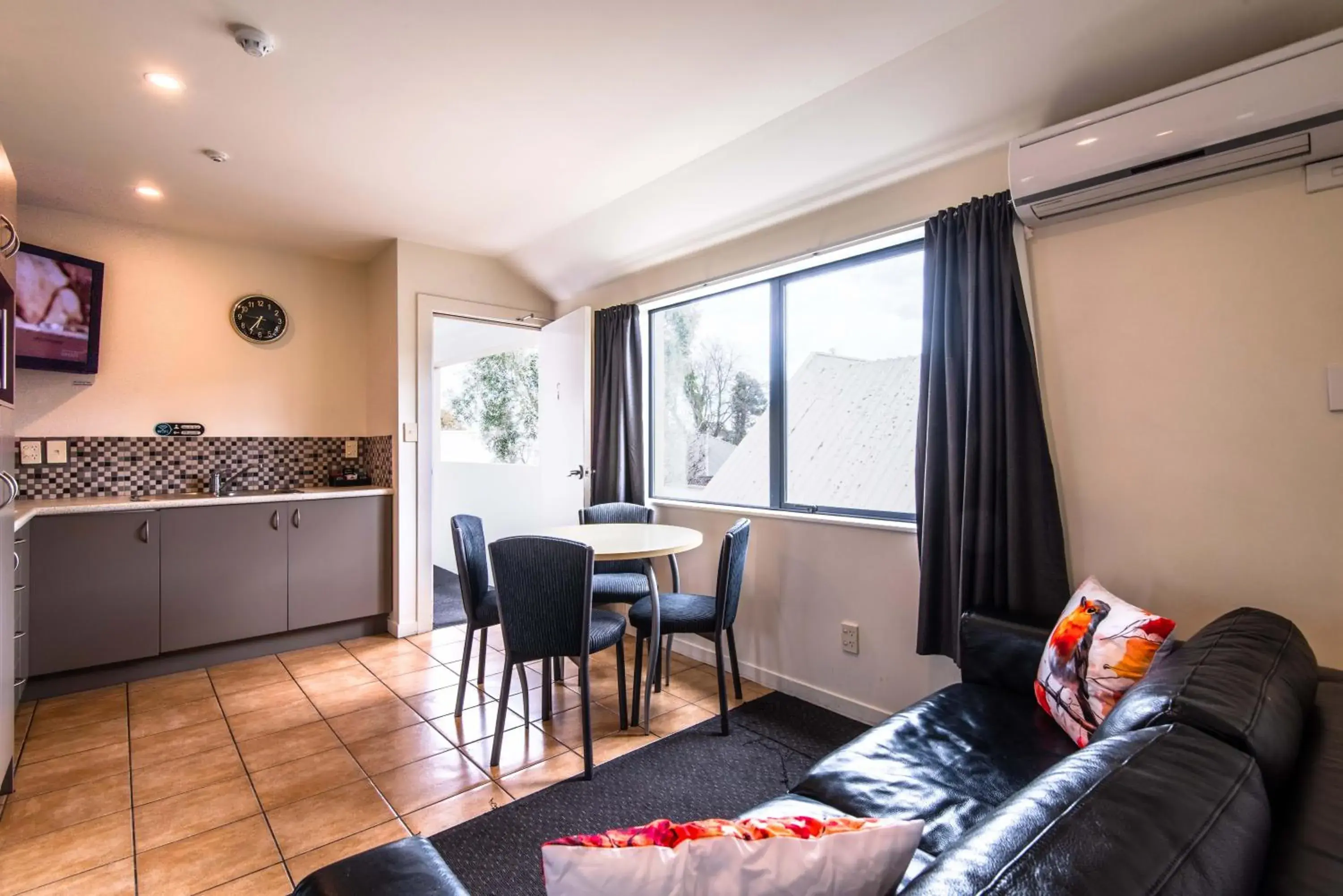 Three-Bedroom Apartment in 298 Westside Motor Lodge Three-Bedroom Apartment in 298 Westside Motor Lodge