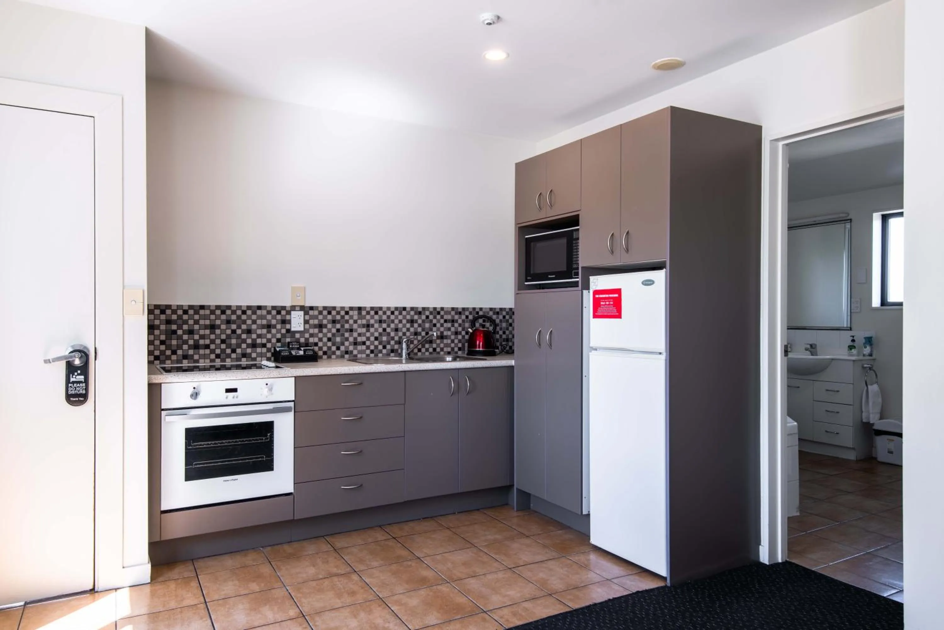 Kitchen or kitchenette in 298 Westside Motor Lodge