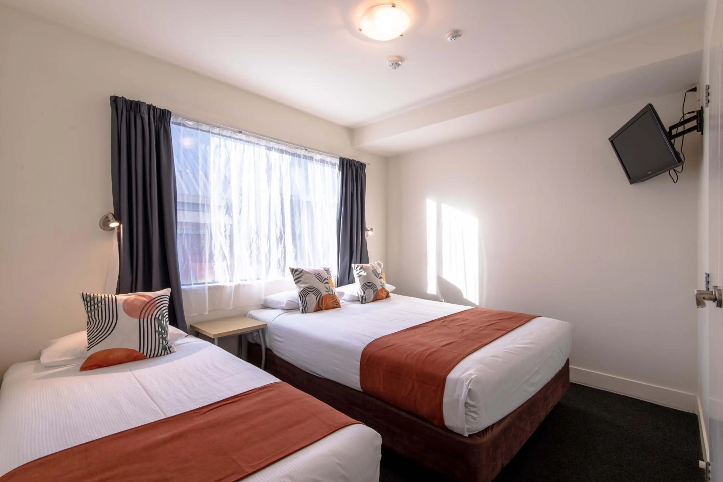 Bedroom, Bed in 298 Westside Motor Lodge