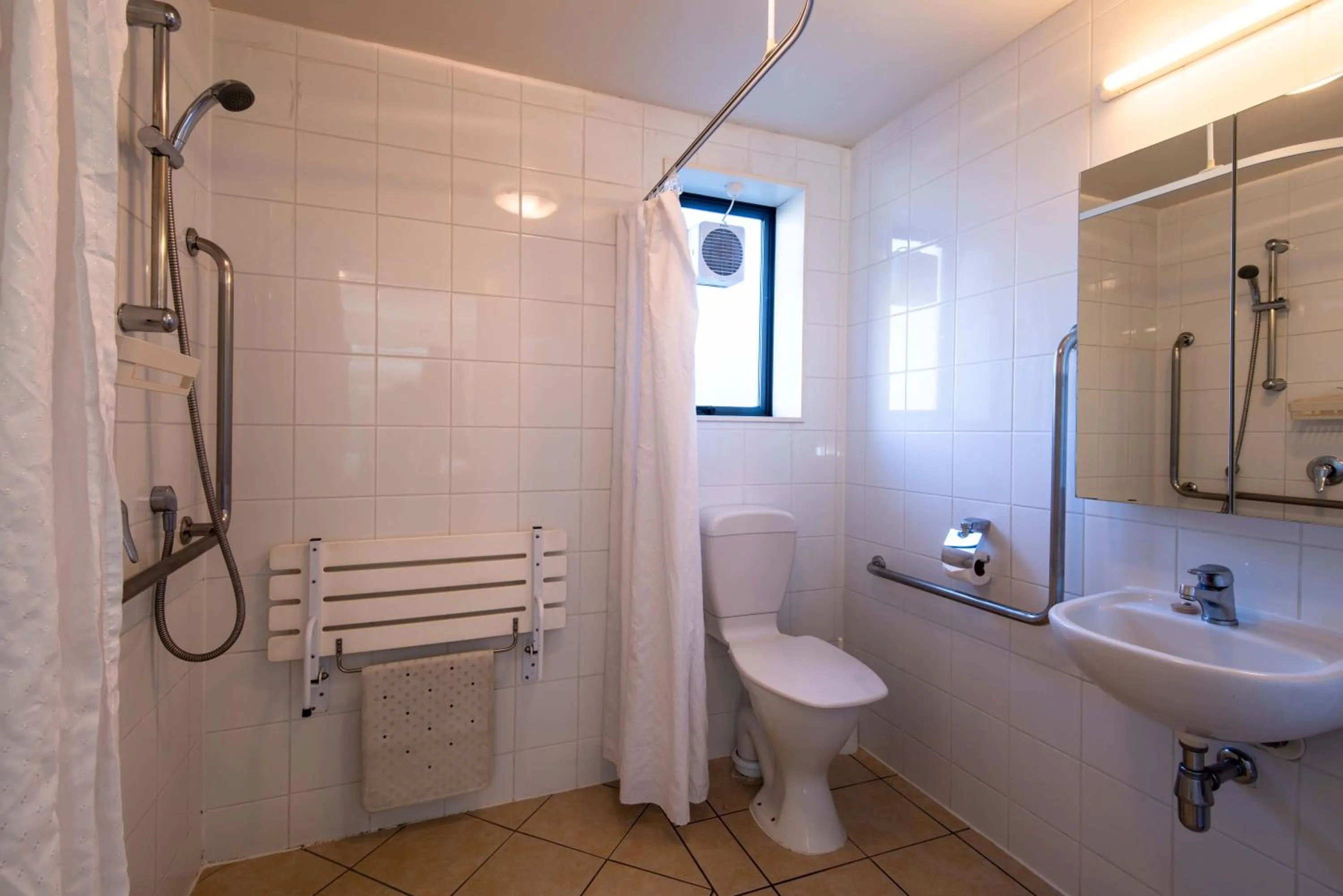 Toilet in 298 Westside Motor Lodge