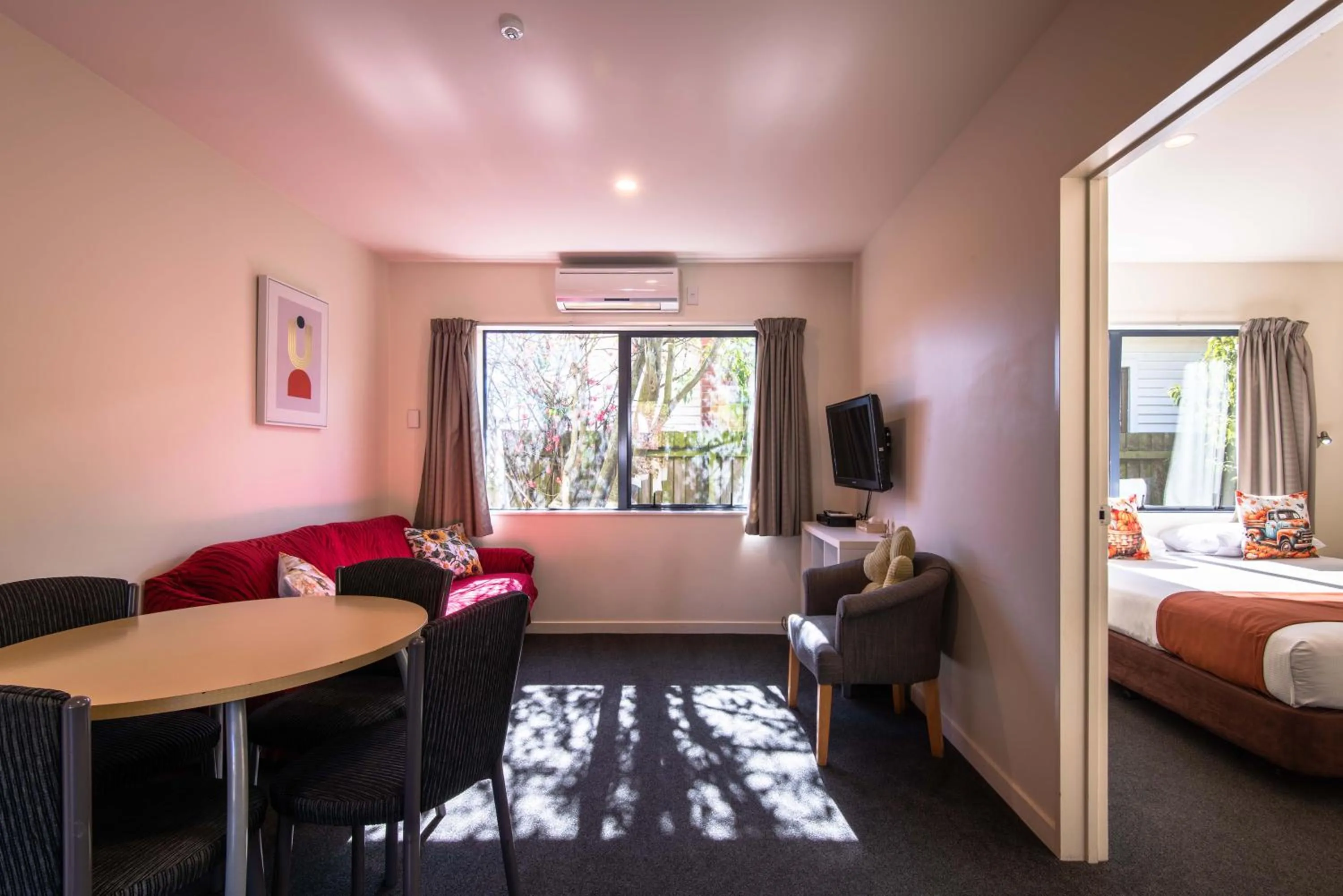 Living room, Bed in 298 Westside Motor Lodge